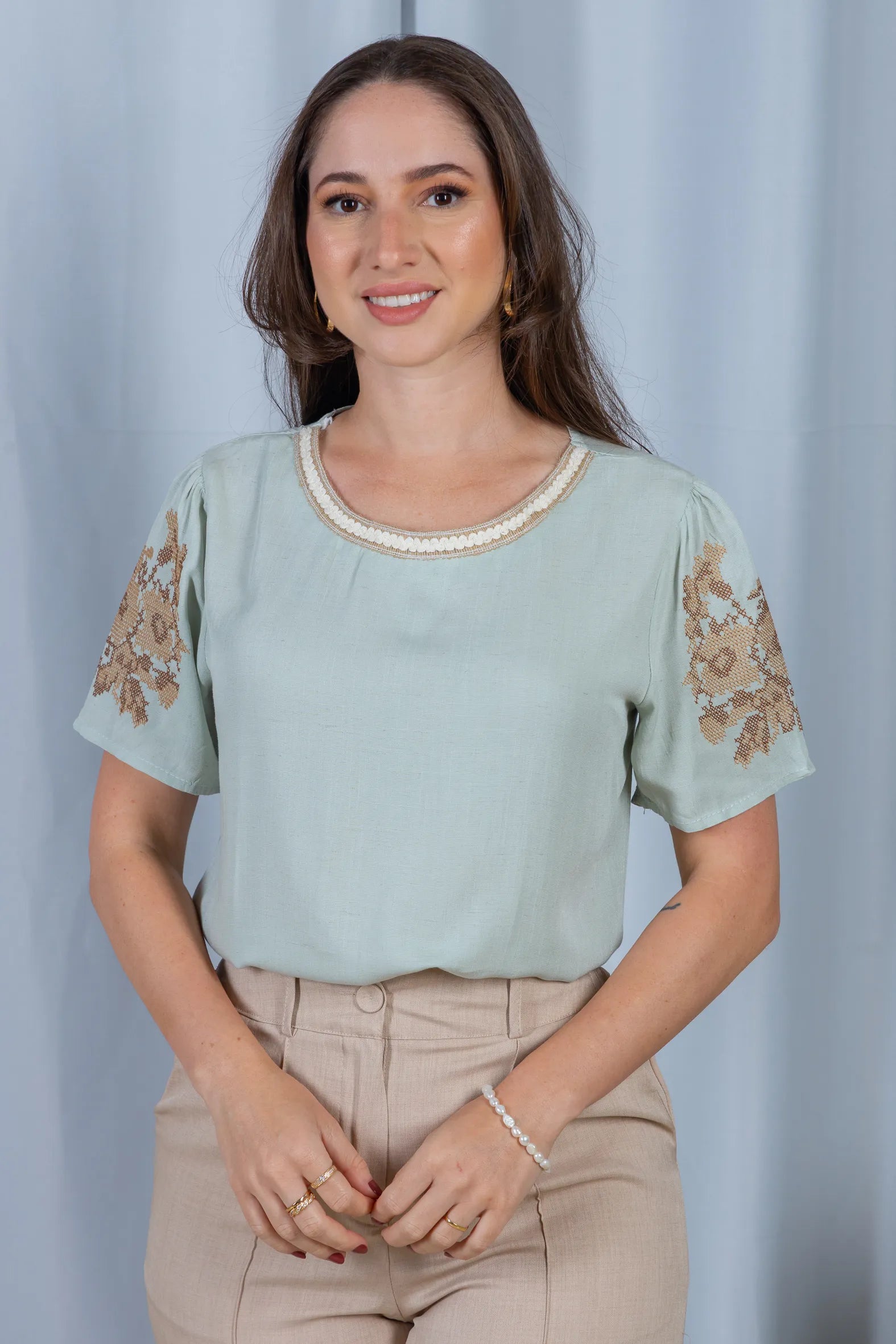Blusa Manga Curta Visco-Linho Detalhes Bordados Marcela Verde