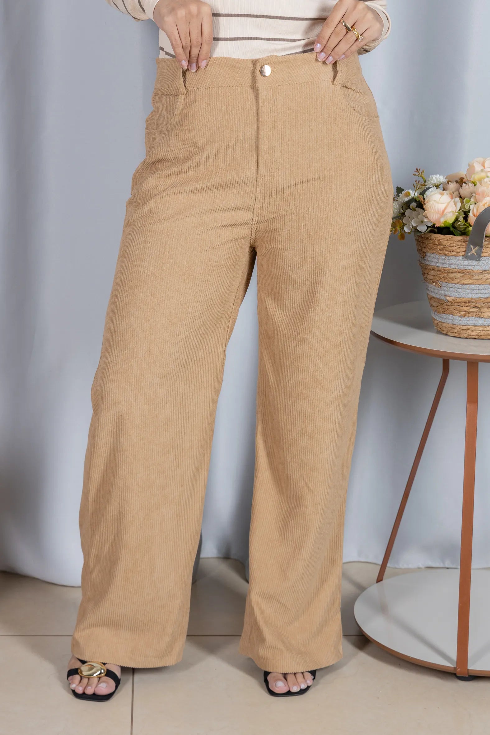 Calça Corte Reto em Cotelê Detalhe Botão Dourado Mia Creme