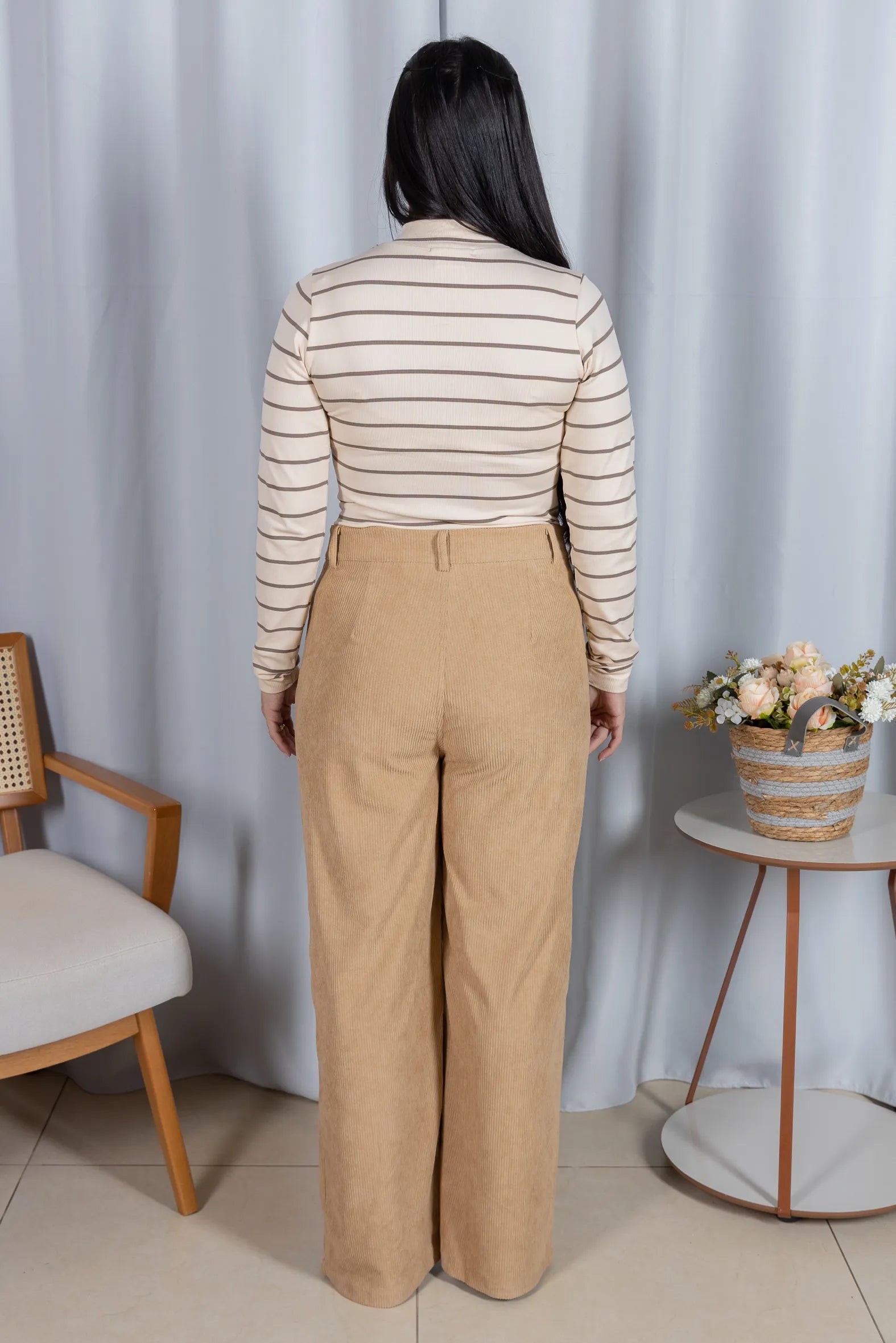 Calça Corte Reto em Cotelê Detalhe Botão Dourado Mia Creme