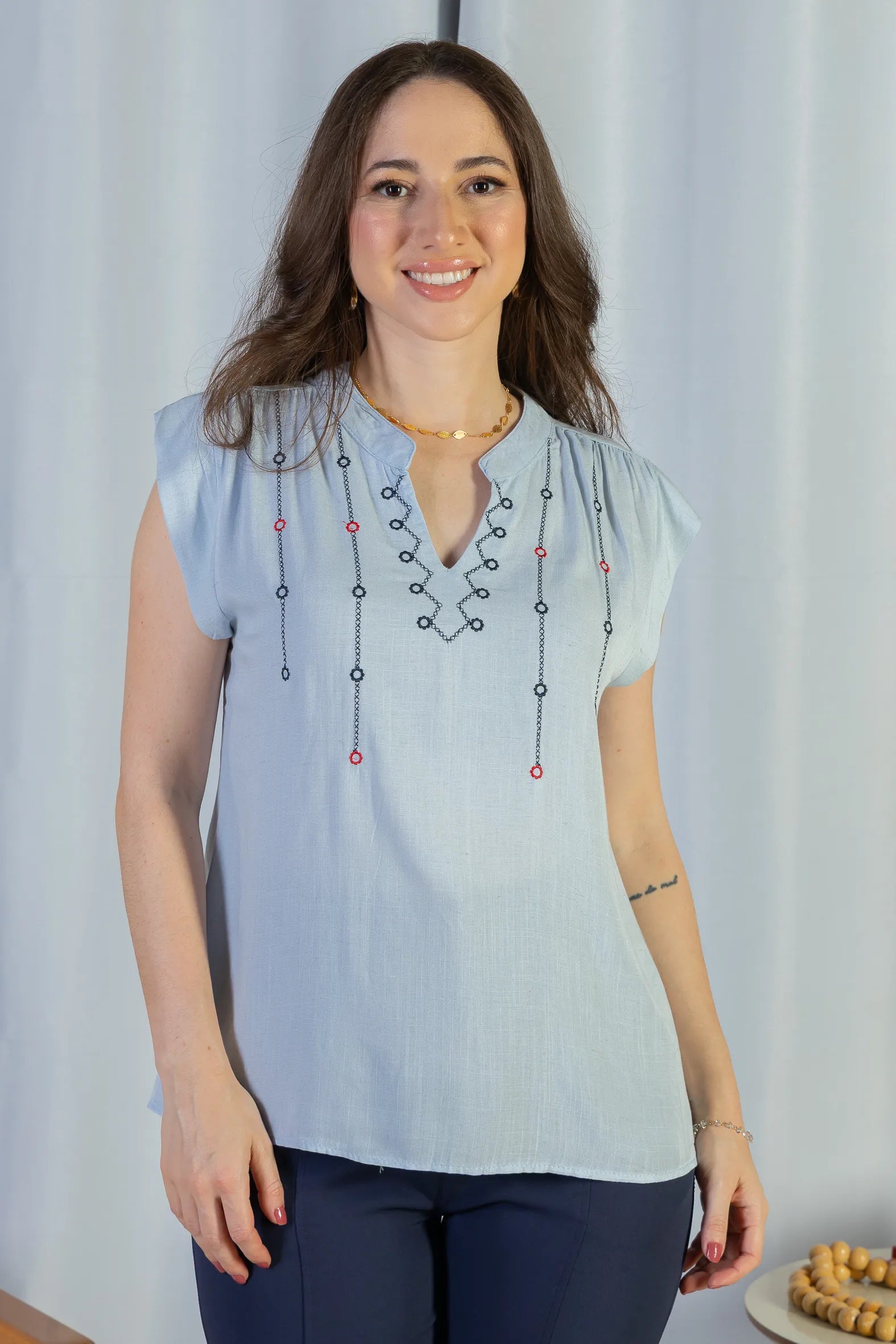 Blusa Regata Pregas Detalhe Decote "V" Visco-linho Lisandra Azul