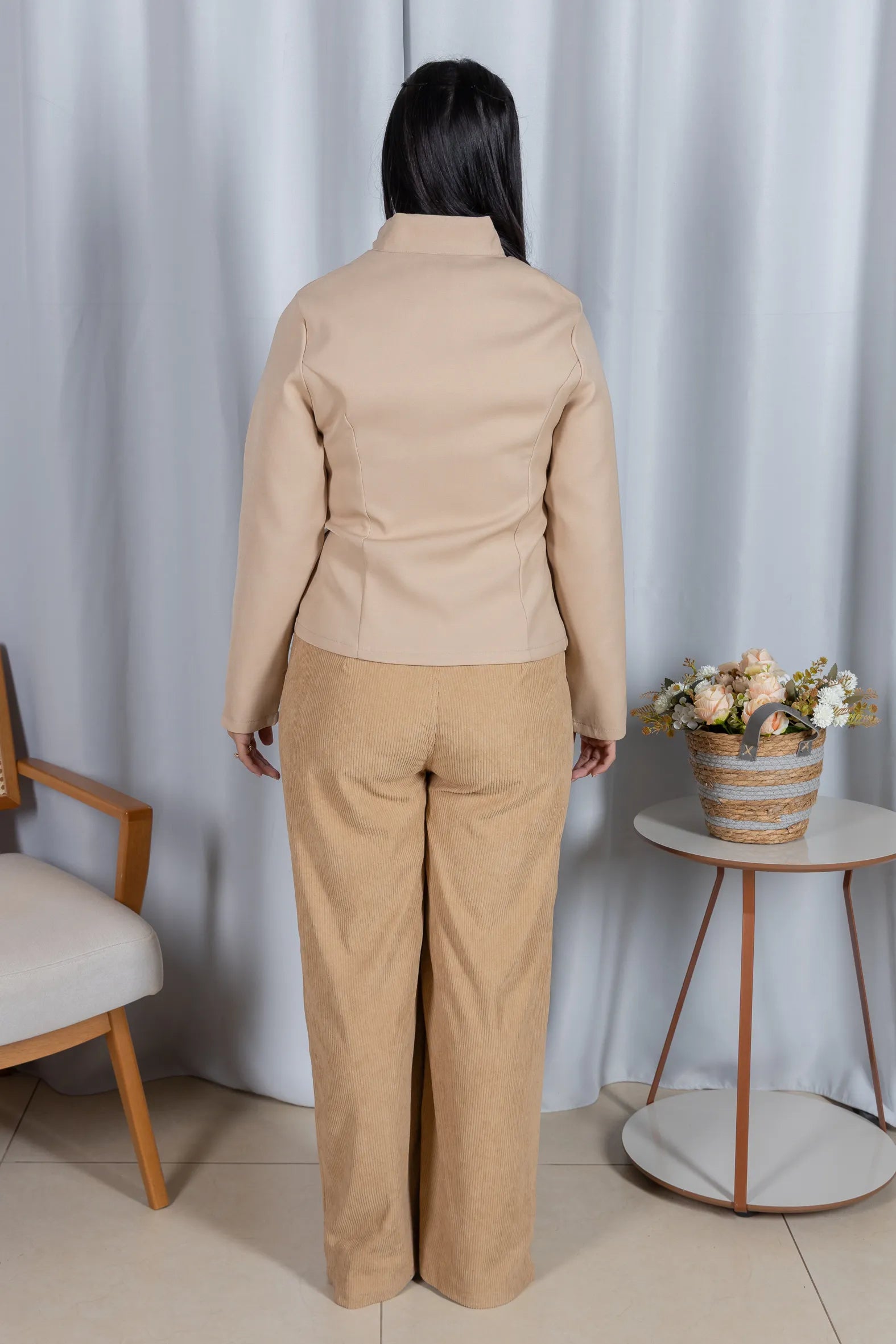 Calça Corte Reto em Cotelê Detalhe Botão Dourado Mia Creme