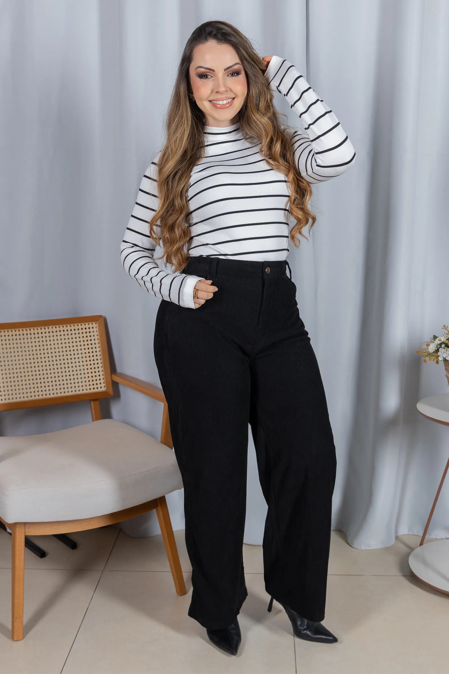Blusa Manga Longa com Gola Alta em Malha Canelada Andressa Branca