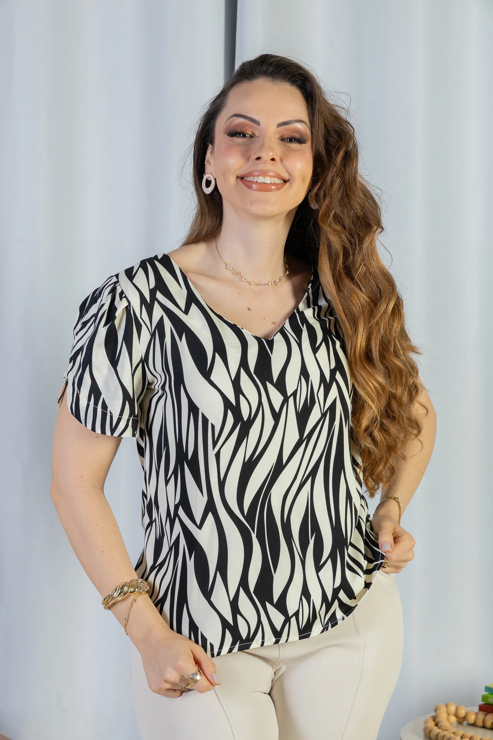 Blusa Manga Curta Detalhe Botão Decote "V" Crepe Classic Graciane Preta