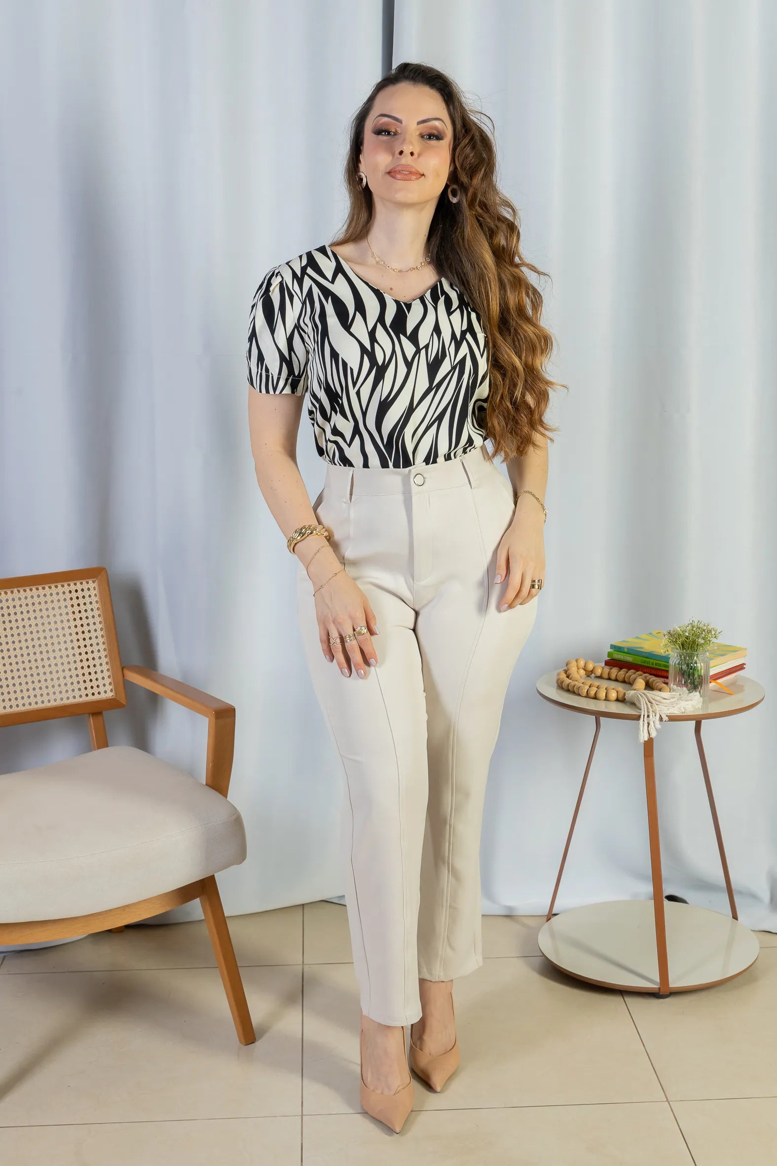 Blusa Manga Curta Detalhe Botão Decote "V" Crepe Classic Graciane Preta