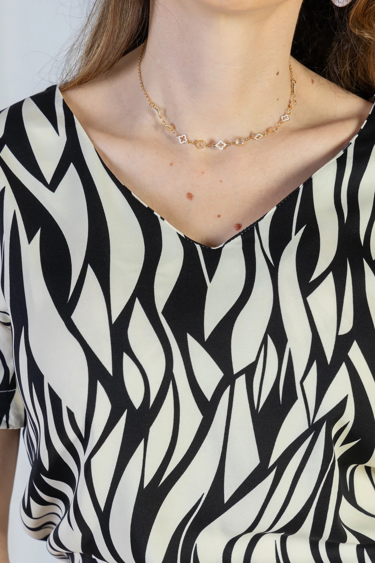 Blusa Manga Curta Detalhe Botão Decote "V" Crepe Classic Graciane Preta