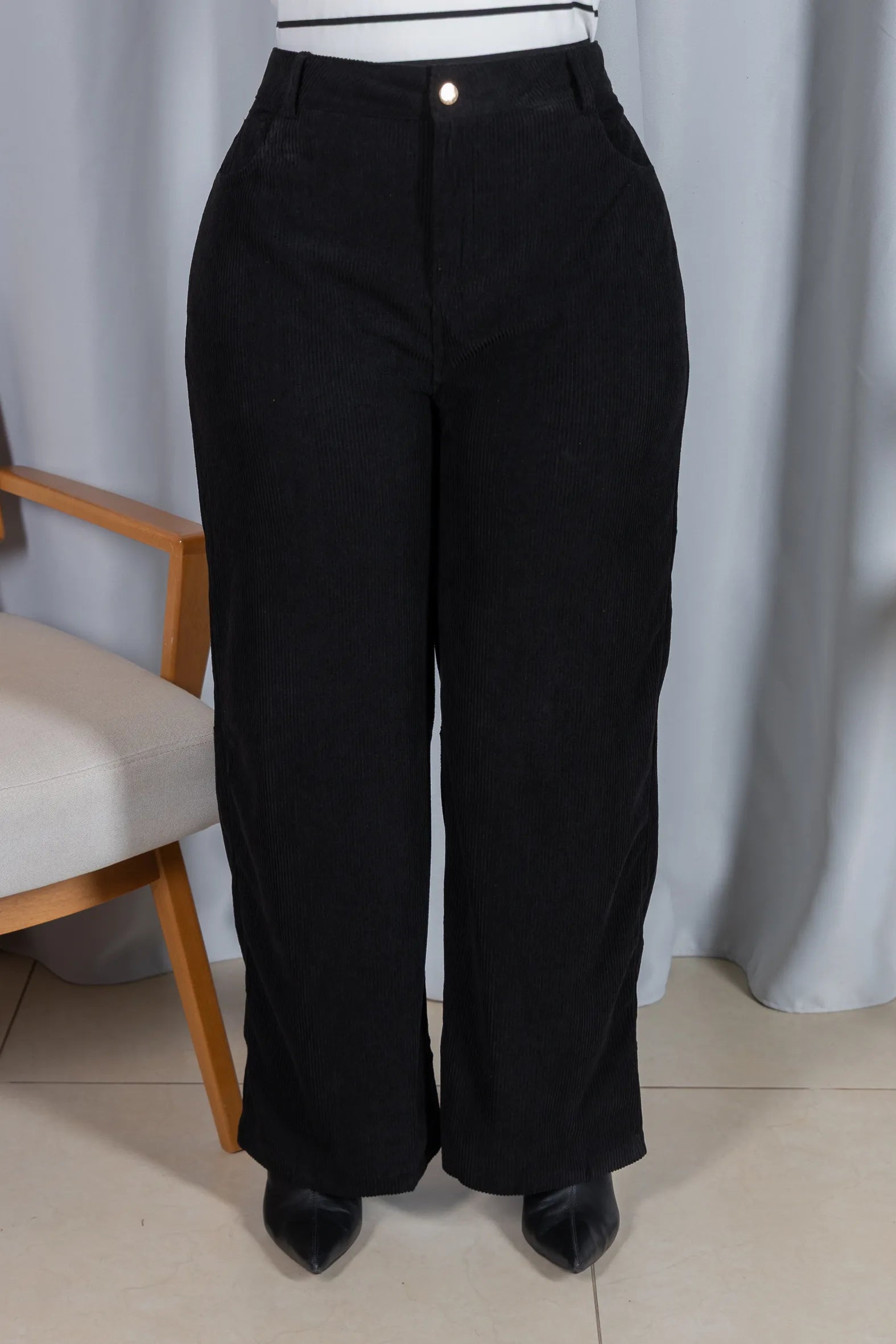 Calça Corte Reto em Cotelê Detalhe Botão Dourado Mia Preta