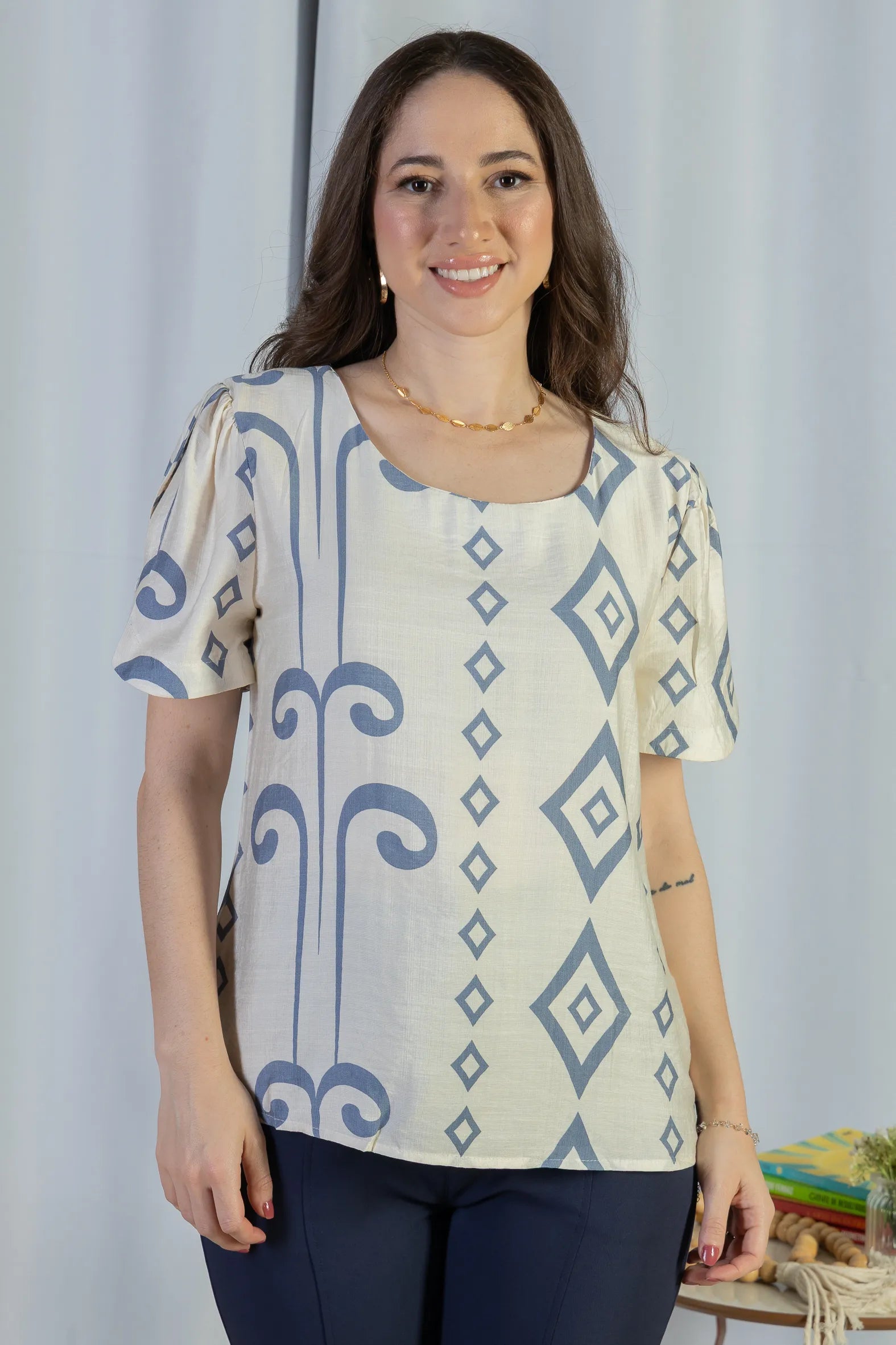 Blusa Manga Curta Detalhe Botão Vânia Estampada Azul