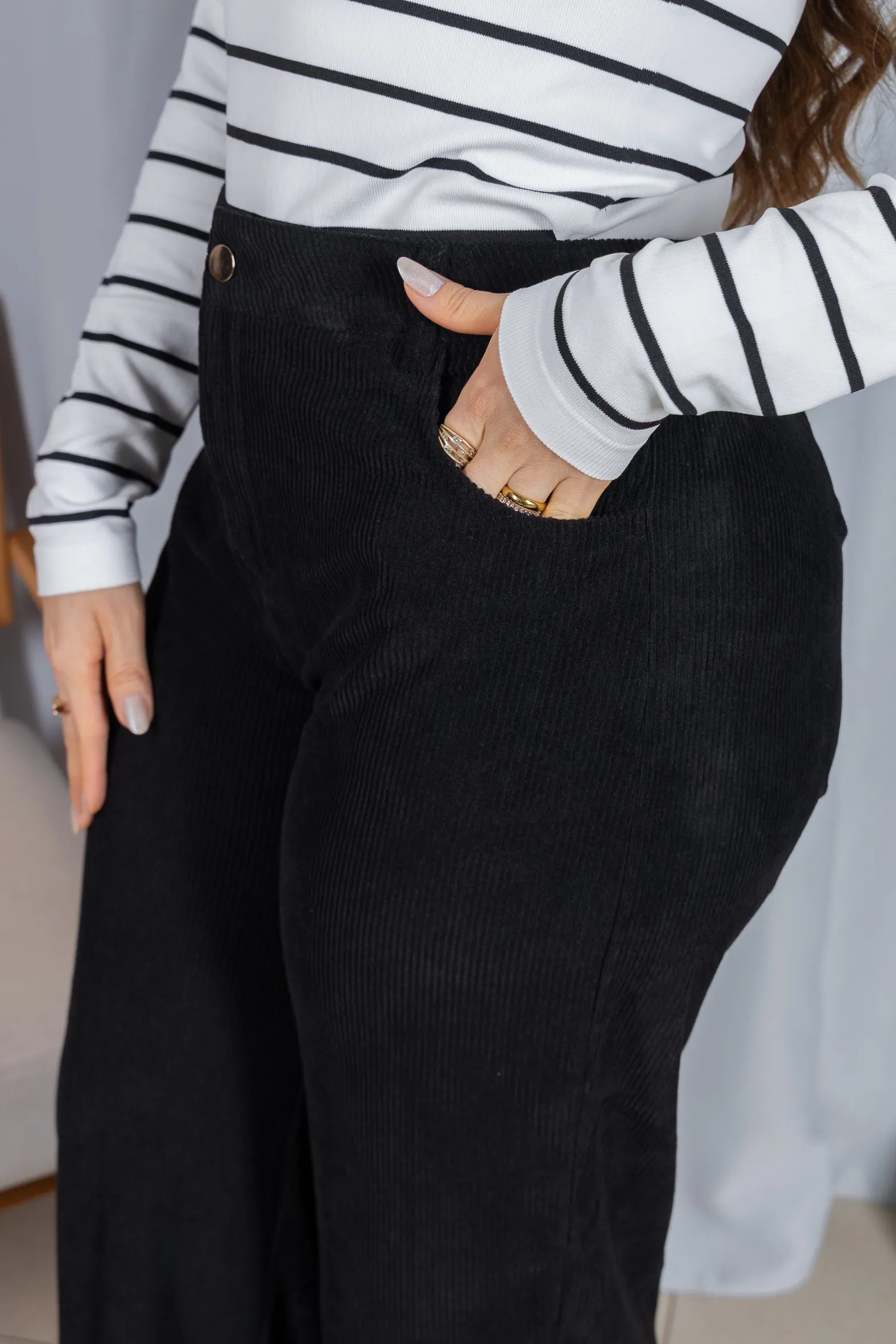 Calça Corte Reto em Cotelê Detalhe Botão Dourado Mia Preta