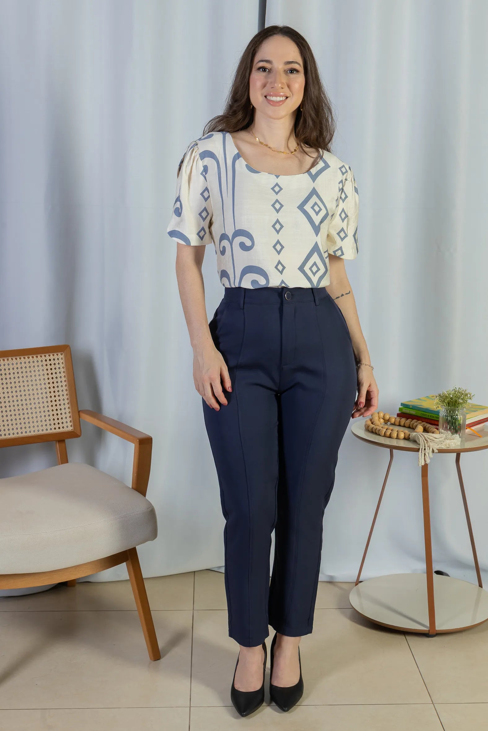 Blusa Manga Curta Detalhe Botão Visco Brise Vânia Estampada Azul Acinzentado