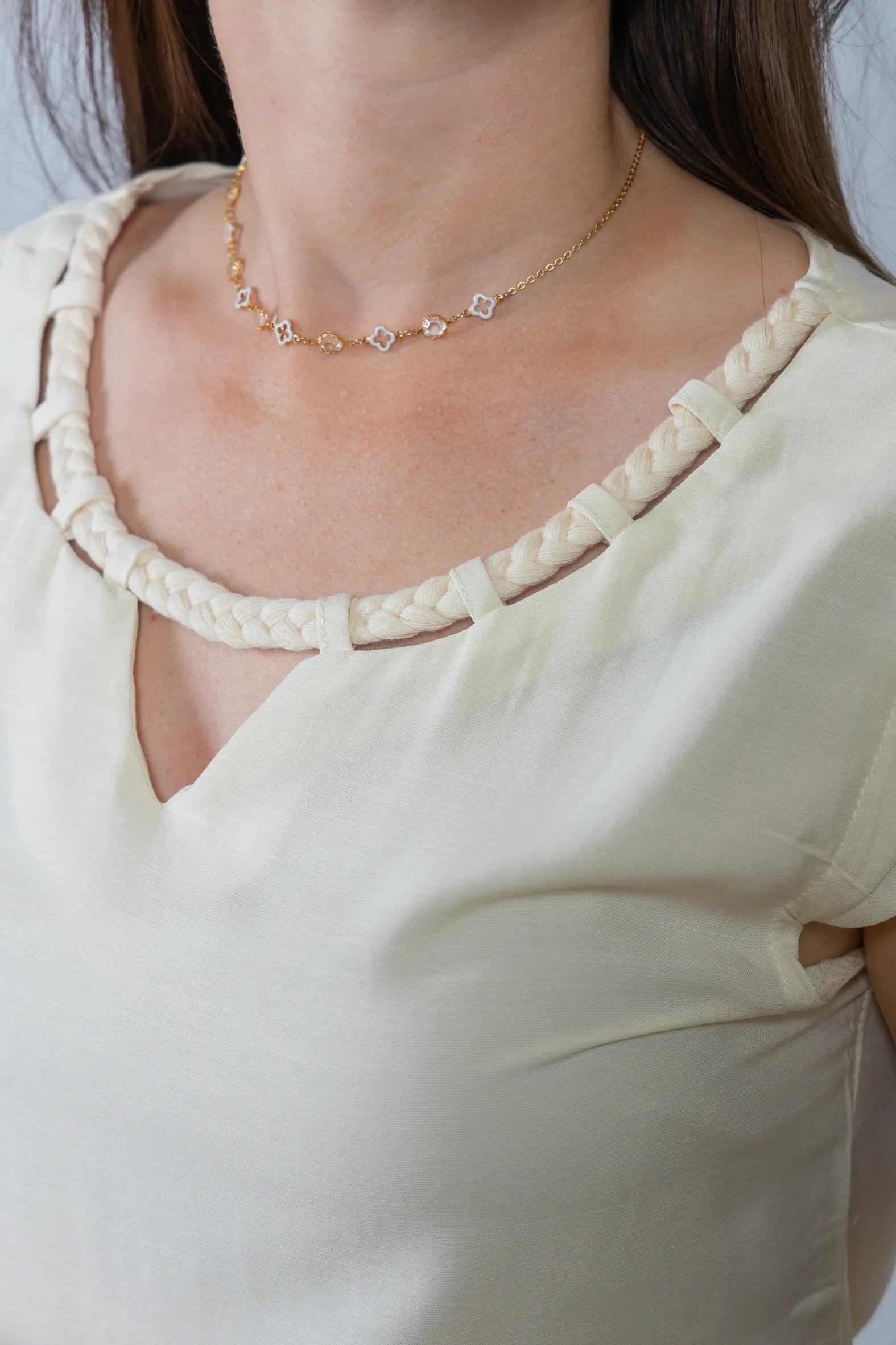 Blusa Manga Curta Decote em "V" Cotton Touch Detalhe Trançado Colo Virgínia Amarelo Manteiga