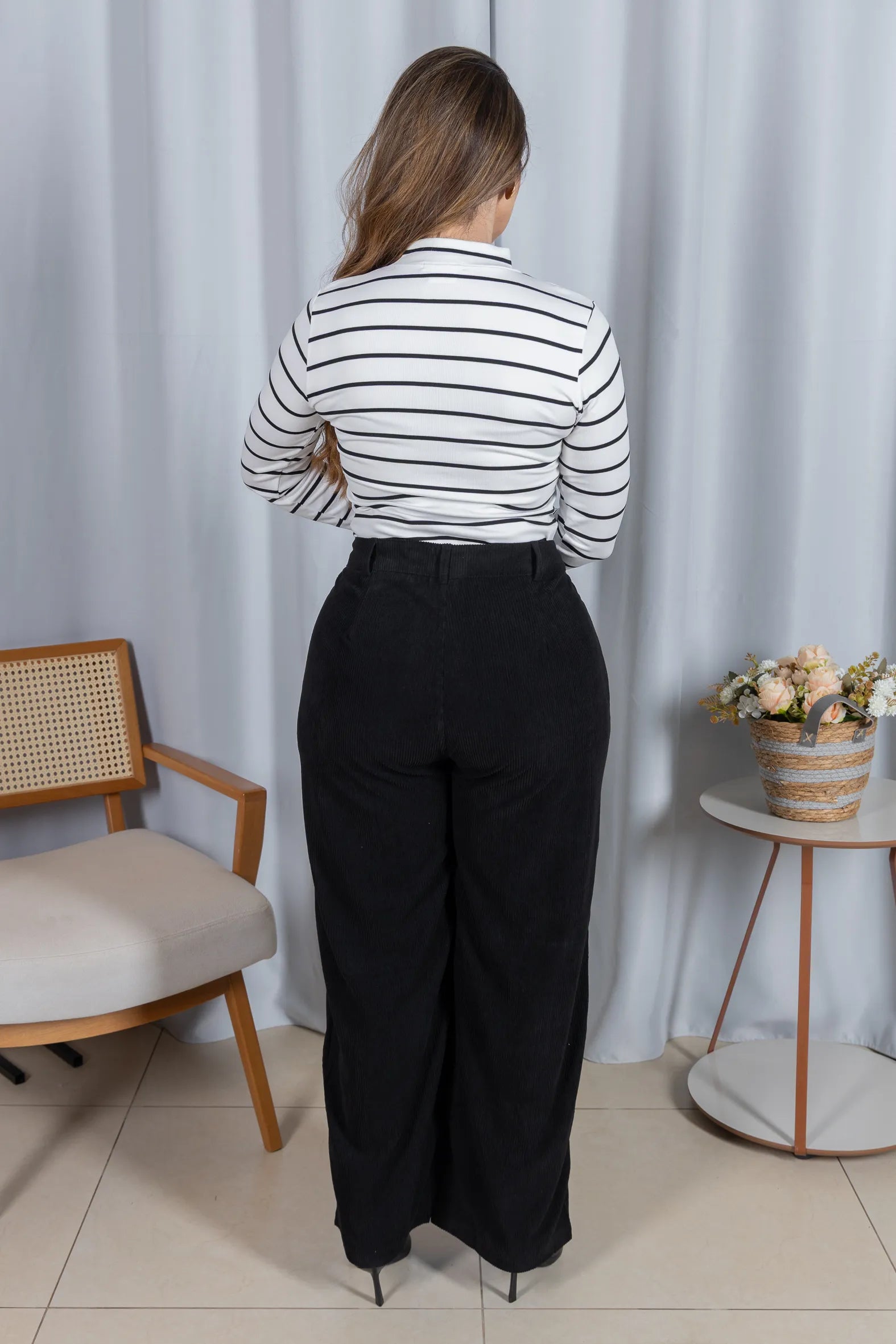 Calça Corte Reto em Cotelê Detalhe Botão Dourado Mia Preta