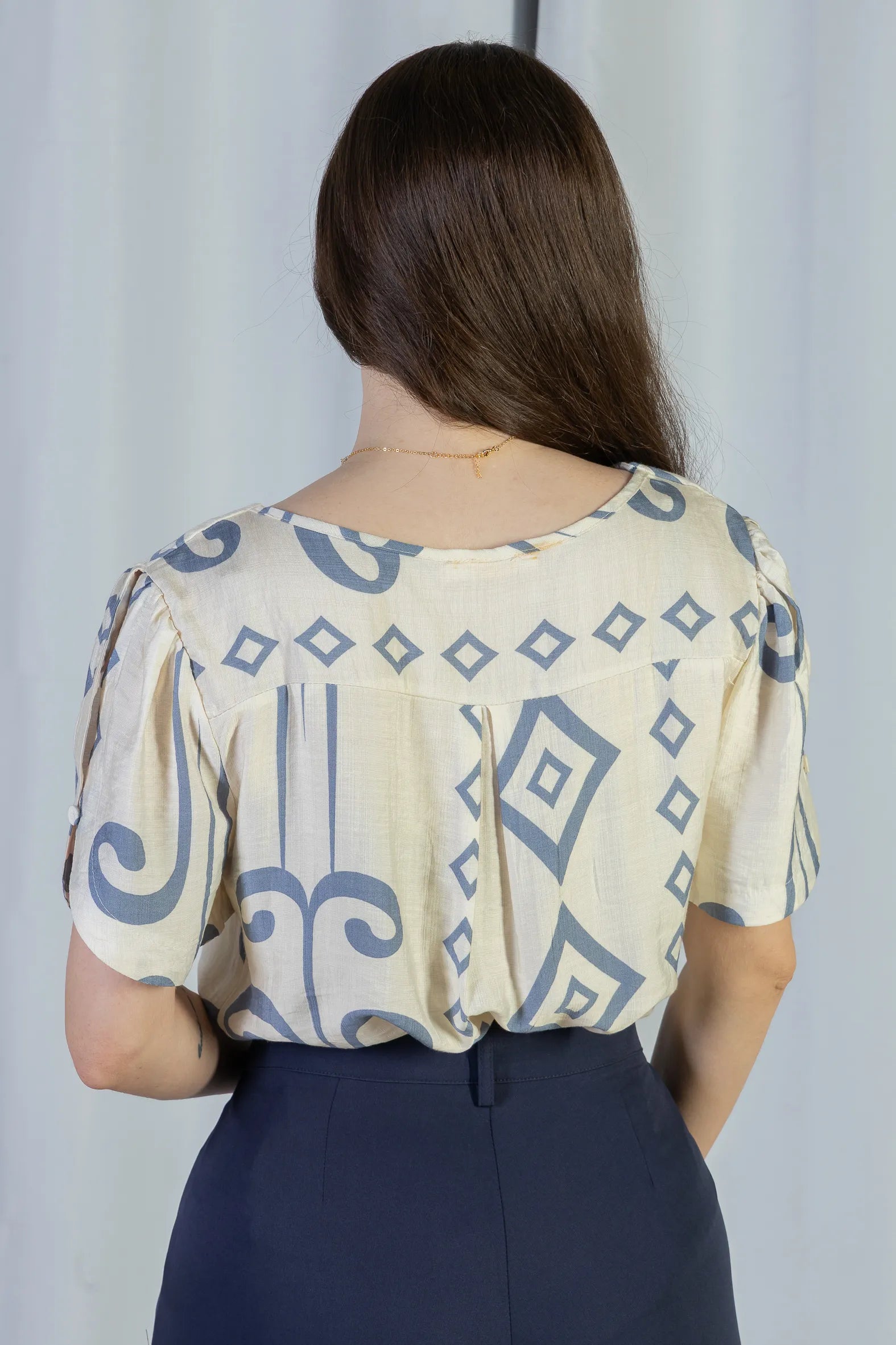 Blusa Manga Curta Detalhe Botão Vânia Estampada Azul