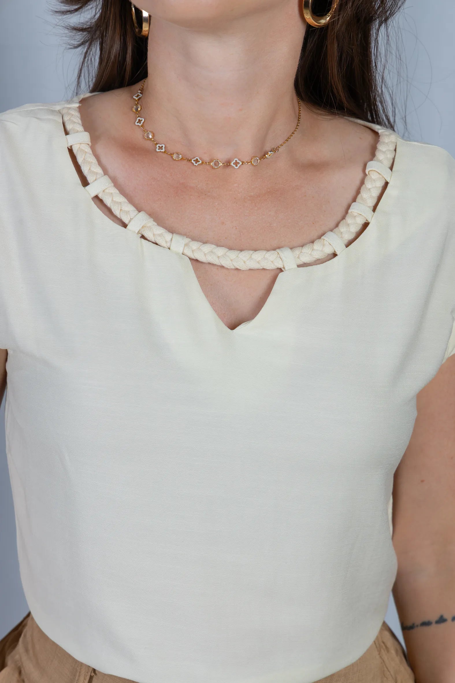 Blusa Manga Curta Decote em "V" Cotton Touch Detalhe Trançado Colo Virgínia Amarelo Manteiga