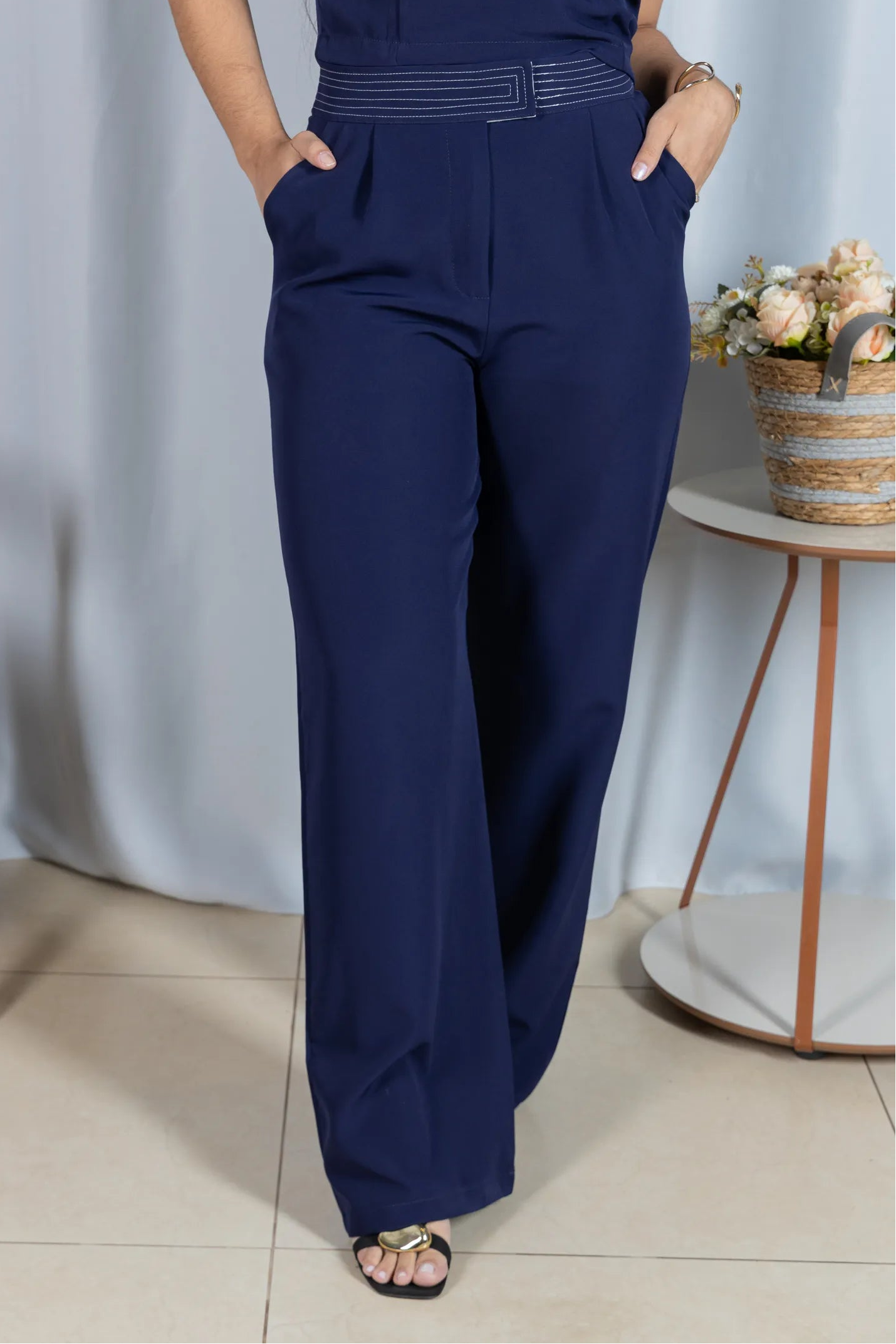 Calça Corte Reto em Crepe Alfaiataria Detalhes Pesponto Nicole Azul Marinho