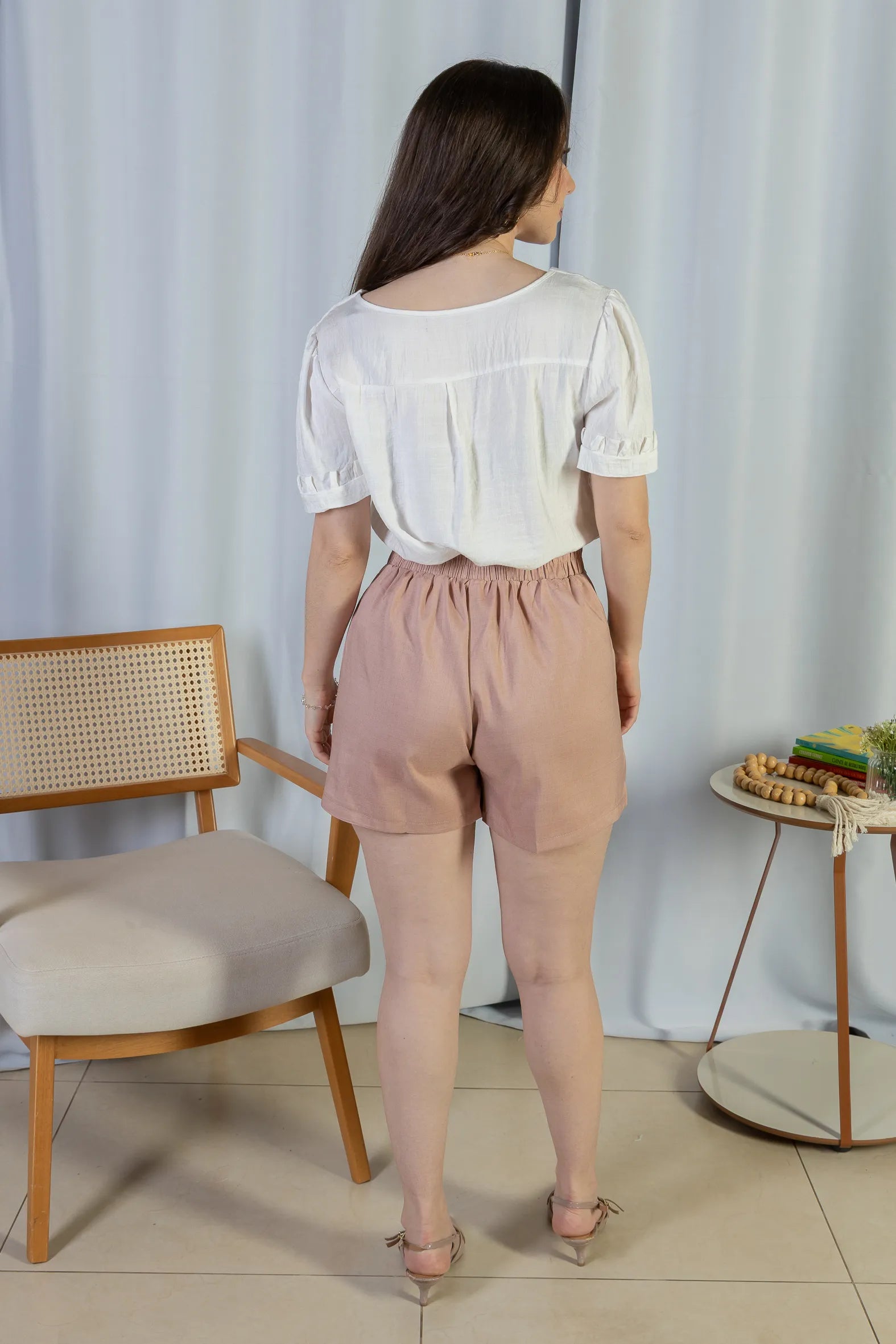 Conjunto: Blusa Manga Curta Decote "V" Visco Nature Gal Costa Branca + Shorts Detalhe Fivela Metálica Alfaiataria Lux Eliane Rosa