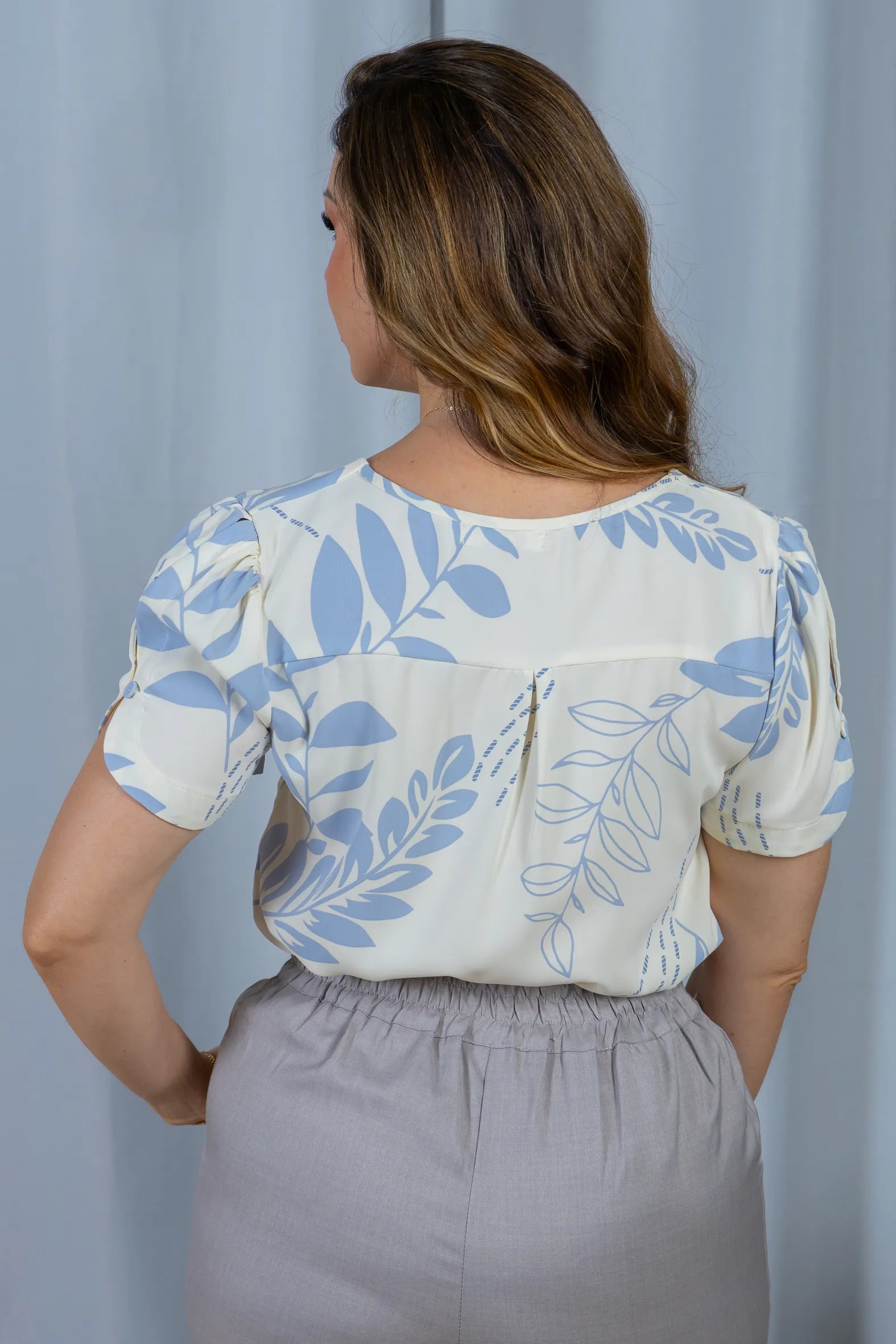 Blusa Manga Curta Fecho em Botão Estampada Crepe Classic Claudete Azul