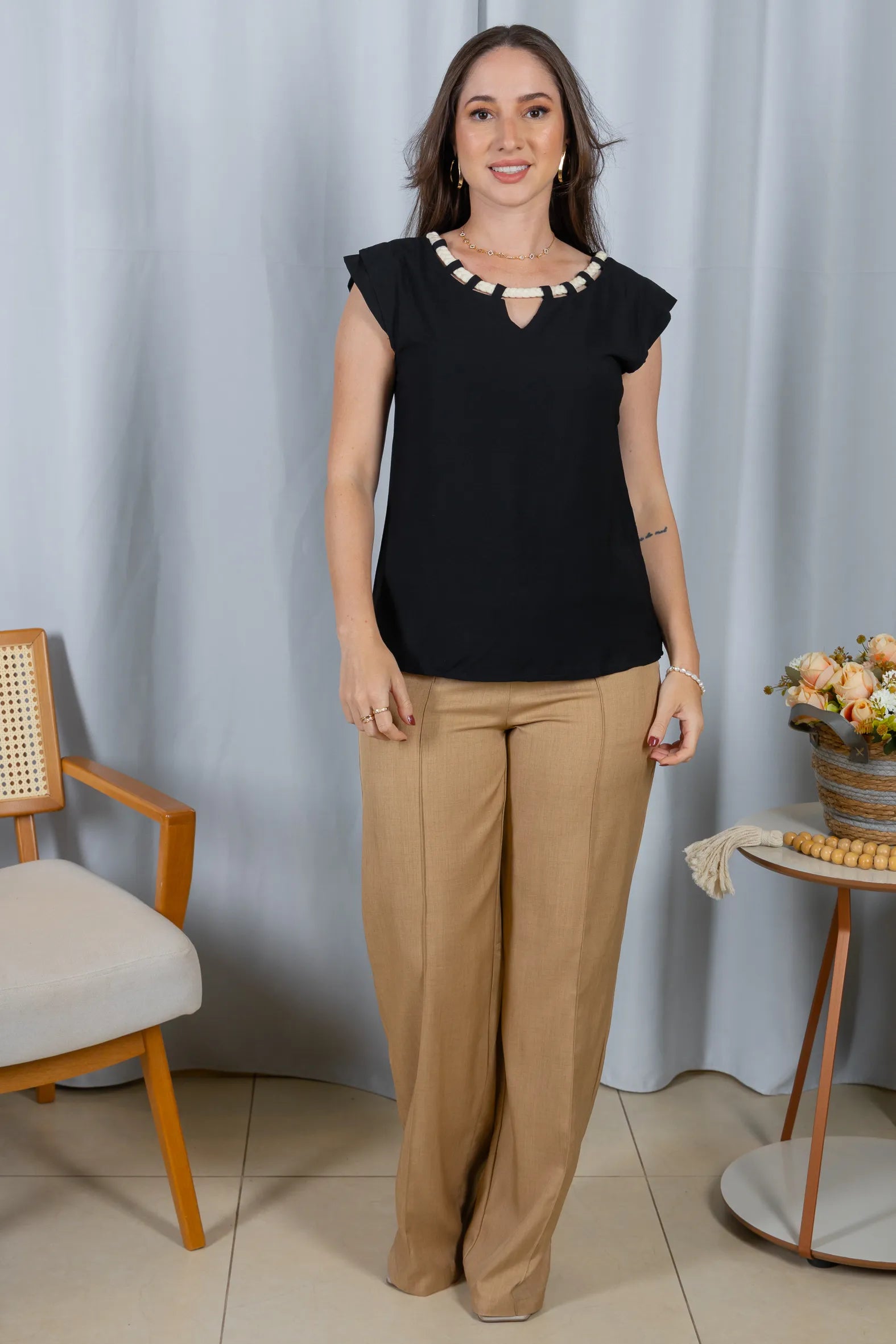 Blusa Manga Curta Decote em "V" Cotton Touch Detalhe Trançado Colo Virgínia Preta