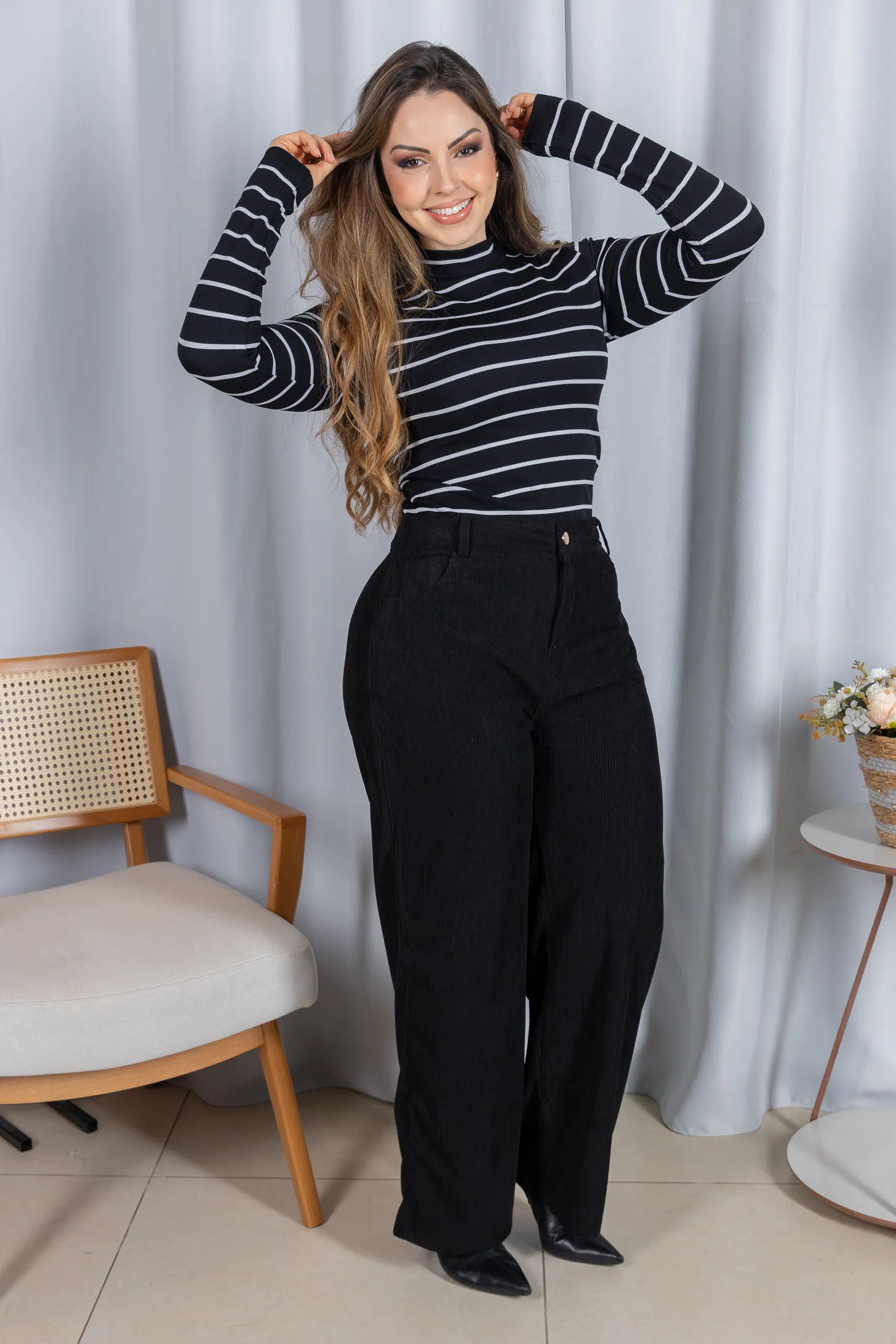 Blusa Manga Longa com Gola Alta em Malha Canelada Andressa Preta