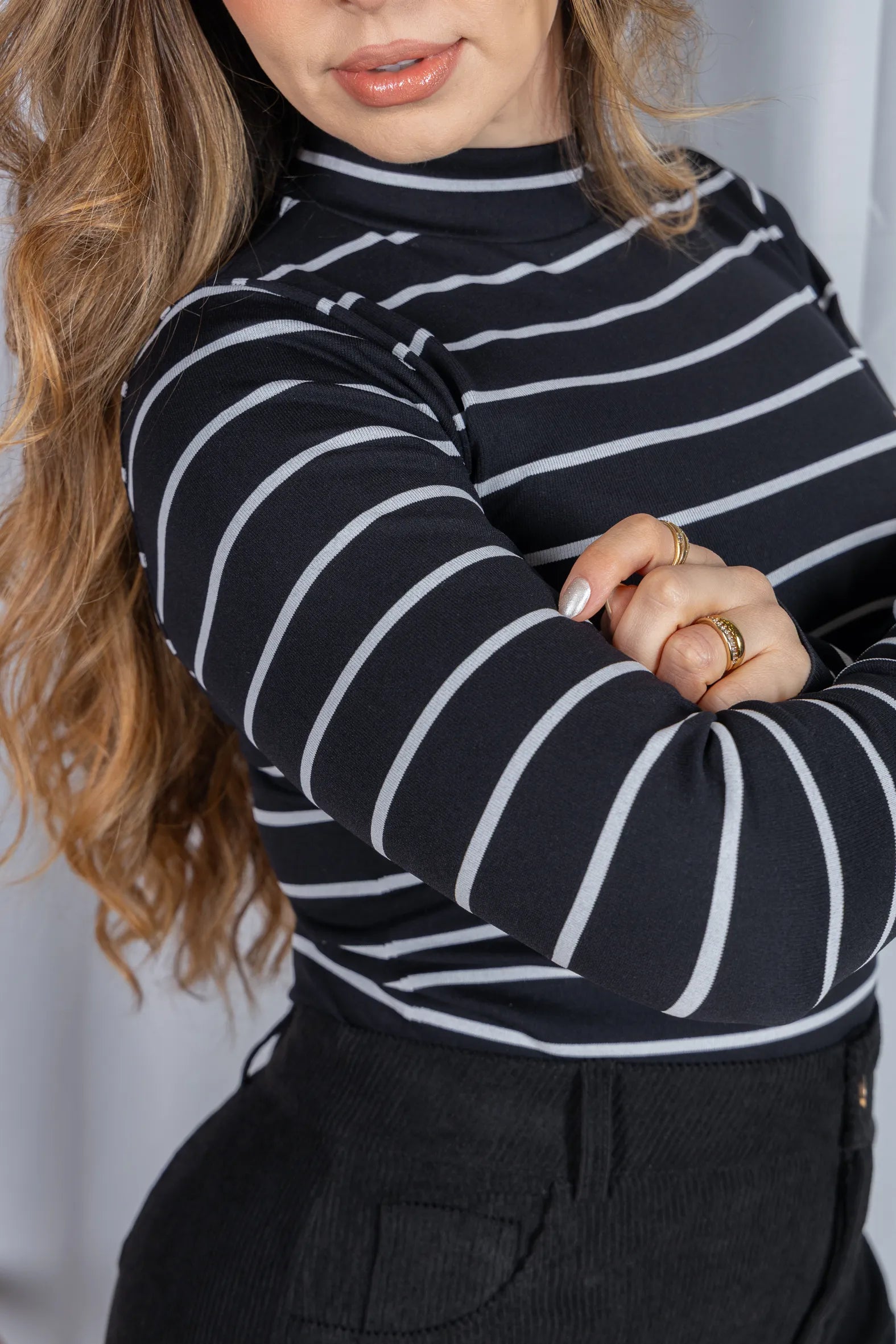 Blusa Manga Longa com Gola Alta em Malha Canelada Andressa Preta