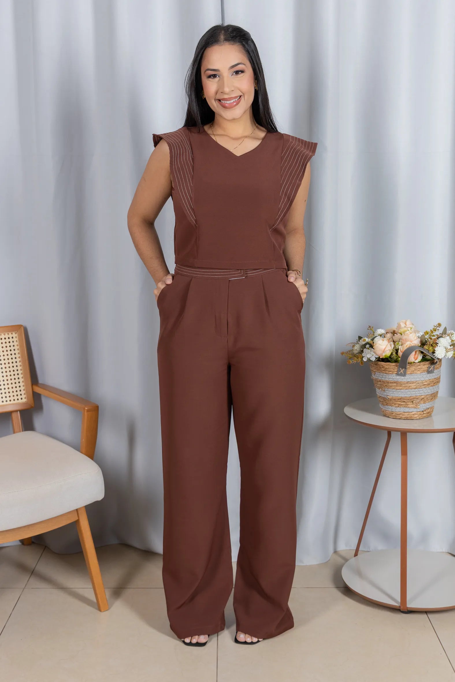 Blusa Decote em "V" em Crepe Alfaiataria Detalhes Pesponto Nicole Marrom