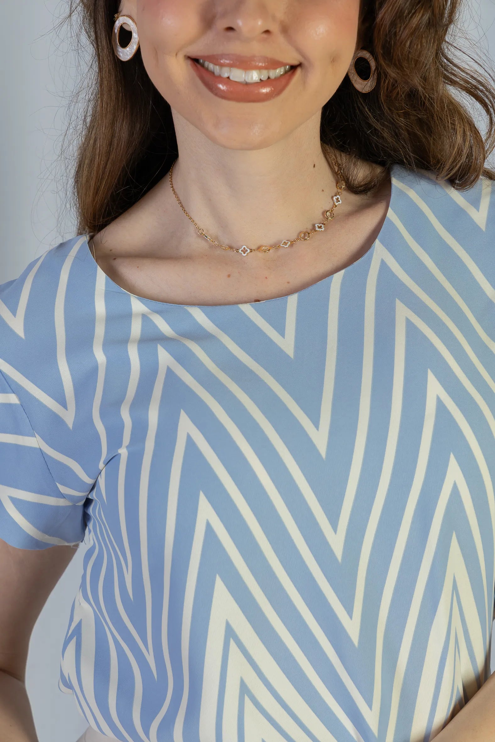 Blusa Manga Curta Transpassada Crepe Classic Cristina Estampa Chevron Azul