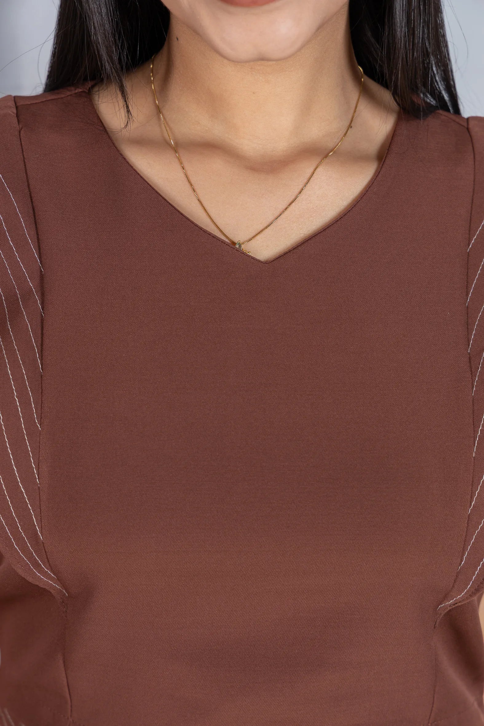 Blusa Decote em "V" em Crepe Alfaiataria Detalhes Pesponto Nicole Marrom