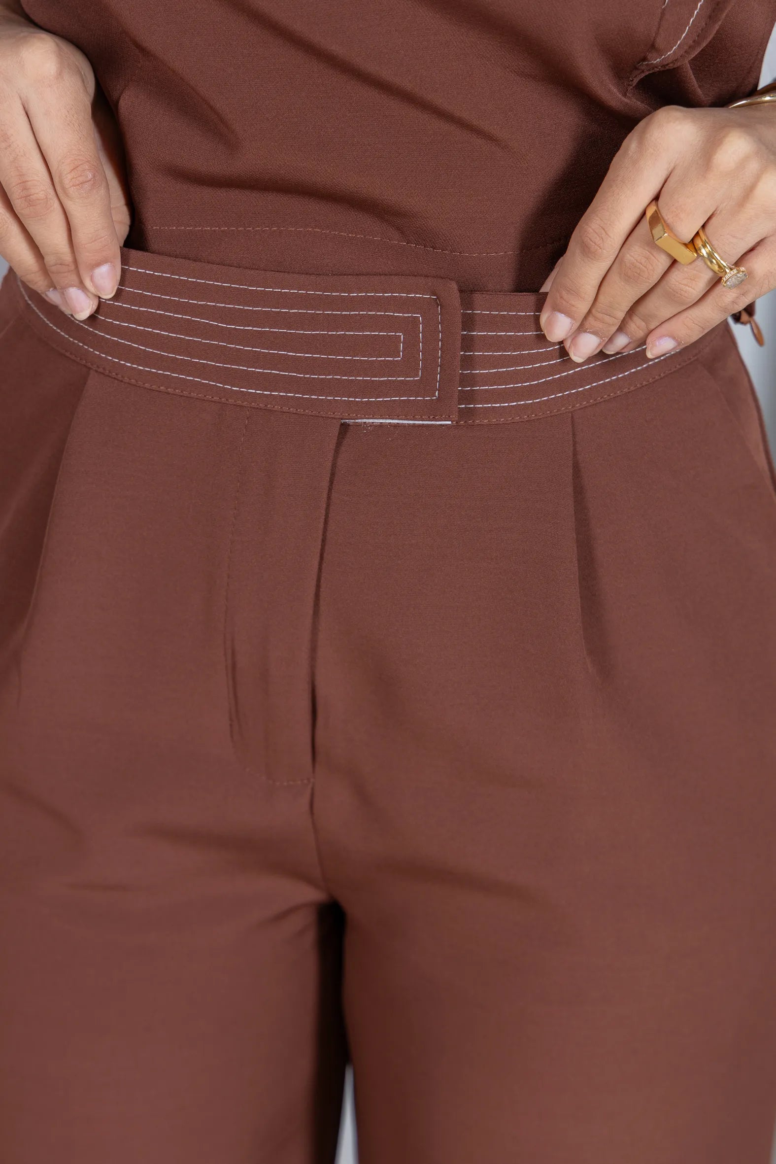 Calça Corte Reto em Crepe Alfaiataria Detalhes Pesponto Nicole Marrom