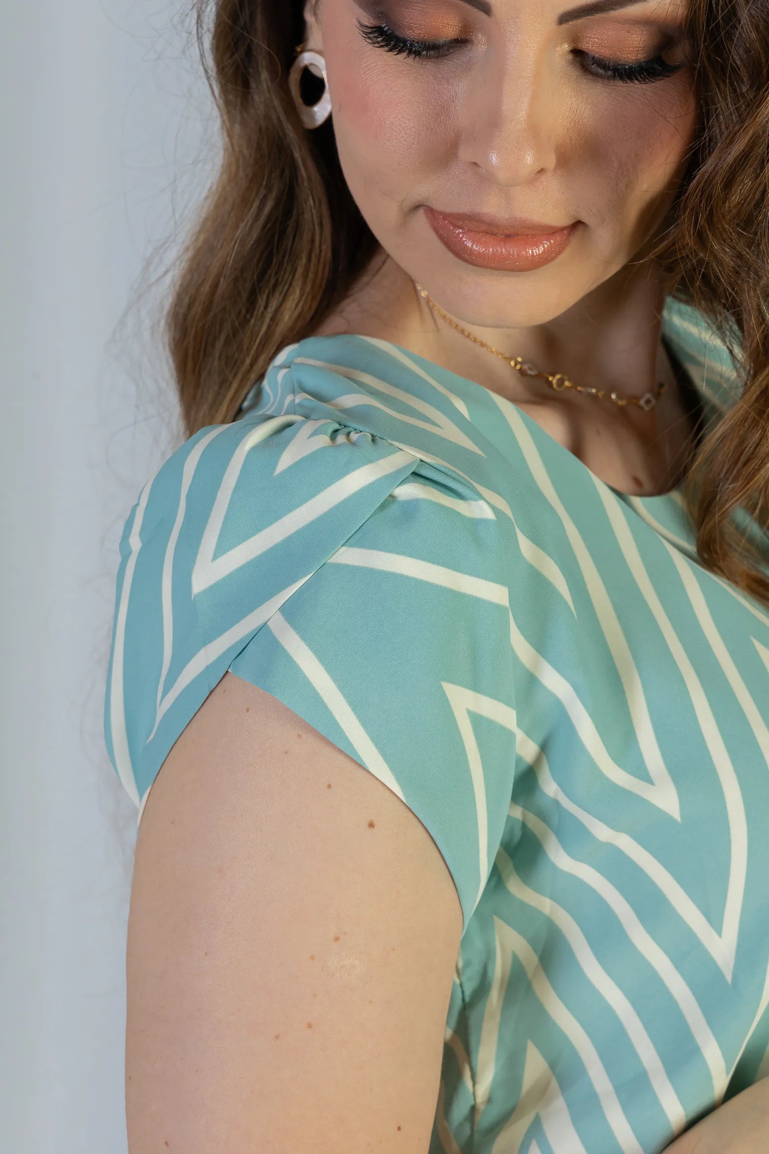 Blusa Manga Curta Transpassada Crepe Classic Cristina Estampa Chevron Verde