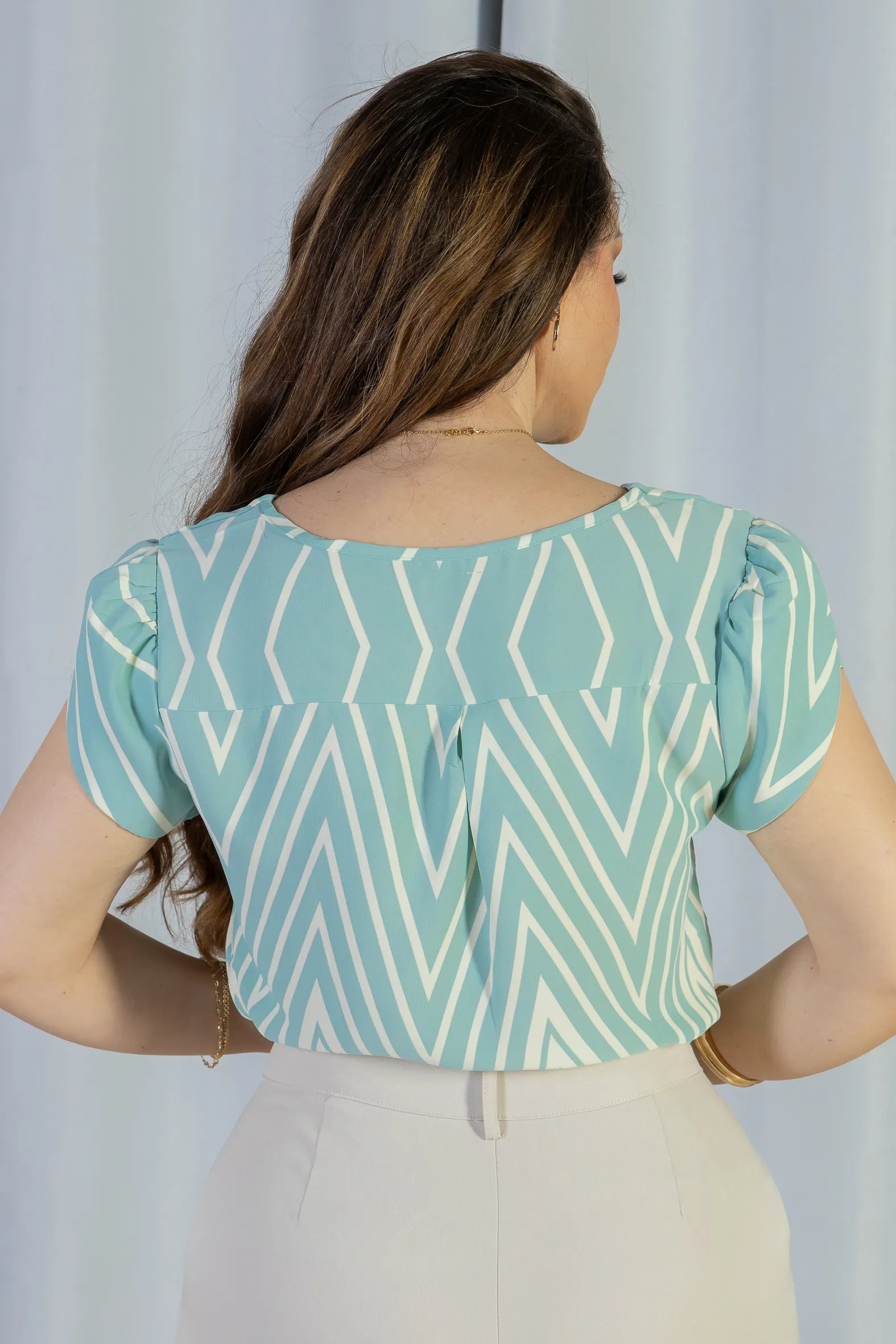 Blusa Manga Curta Transpassada Crepe Classic Cristina Estampa Chevron Verde