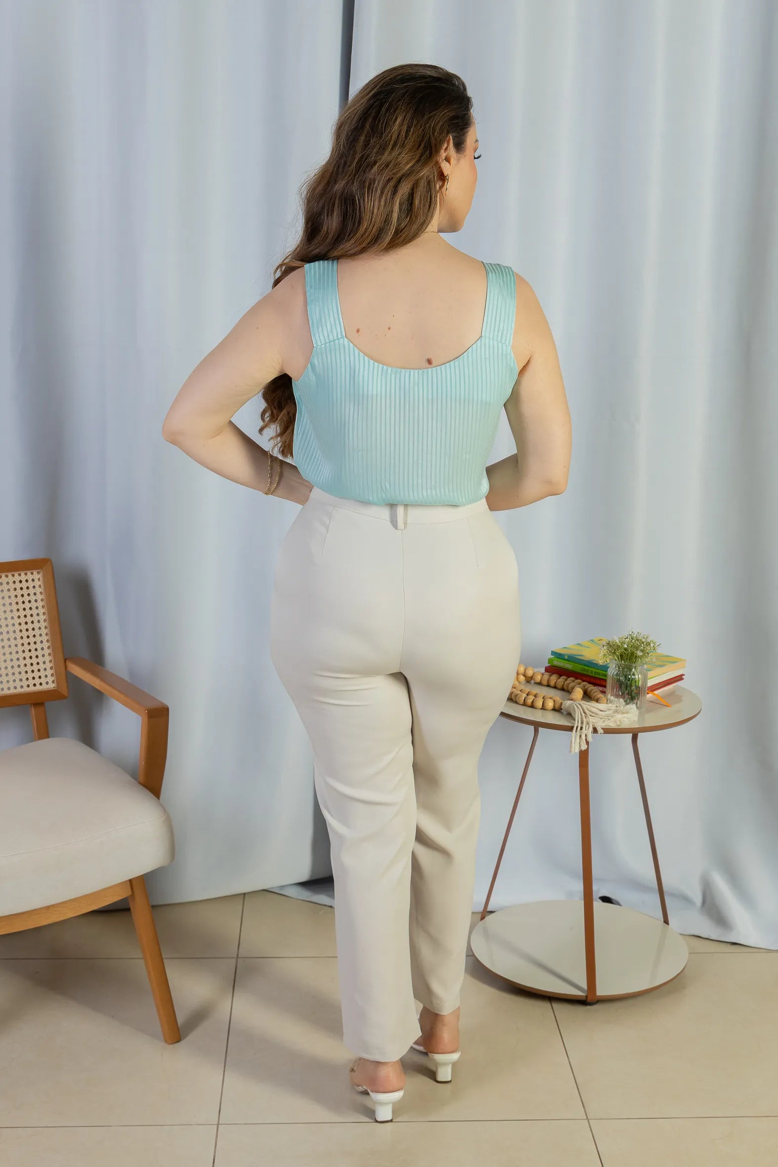 Blusa Regata Detalhe Gola Pérolas Crepe Acetinado Estefani Ciano