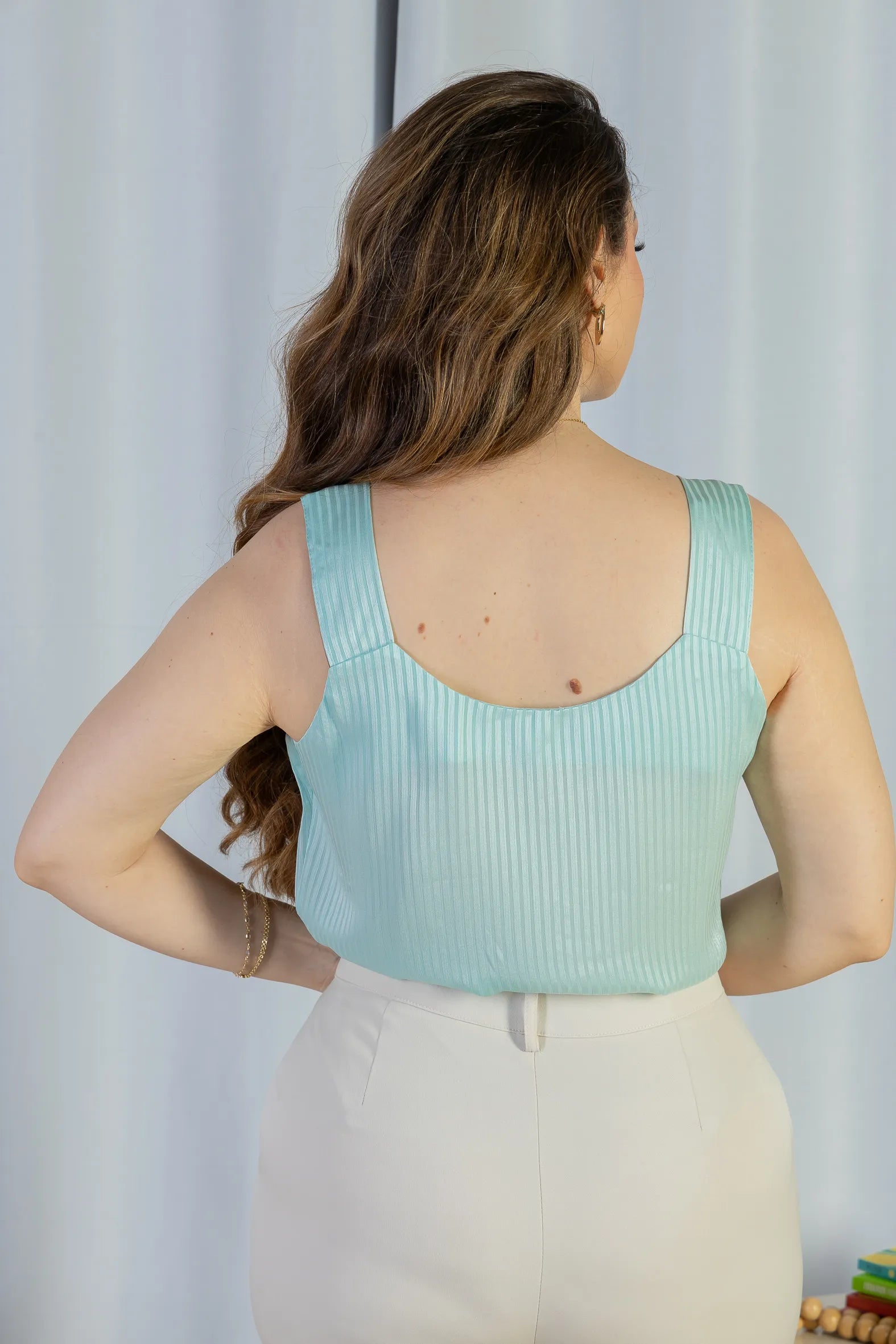 Blusa Regata Detalhe Gola Pérolas Crepe Acetinado Estefani Ciano