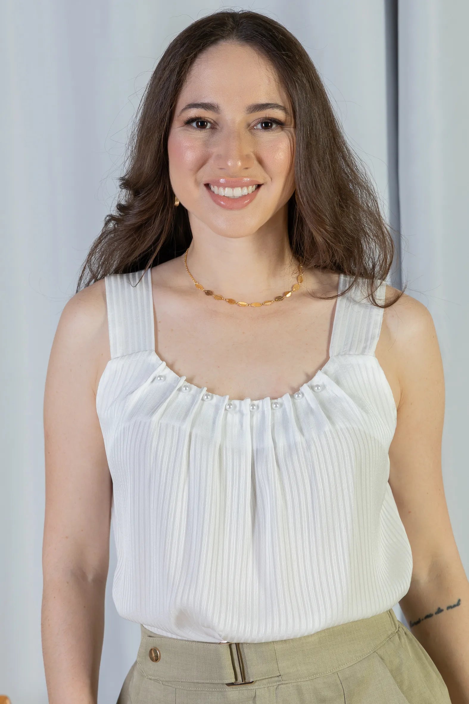 Blusa Regata Detalhe Gola Pérolas Crepe Acetinado Estefani Branca