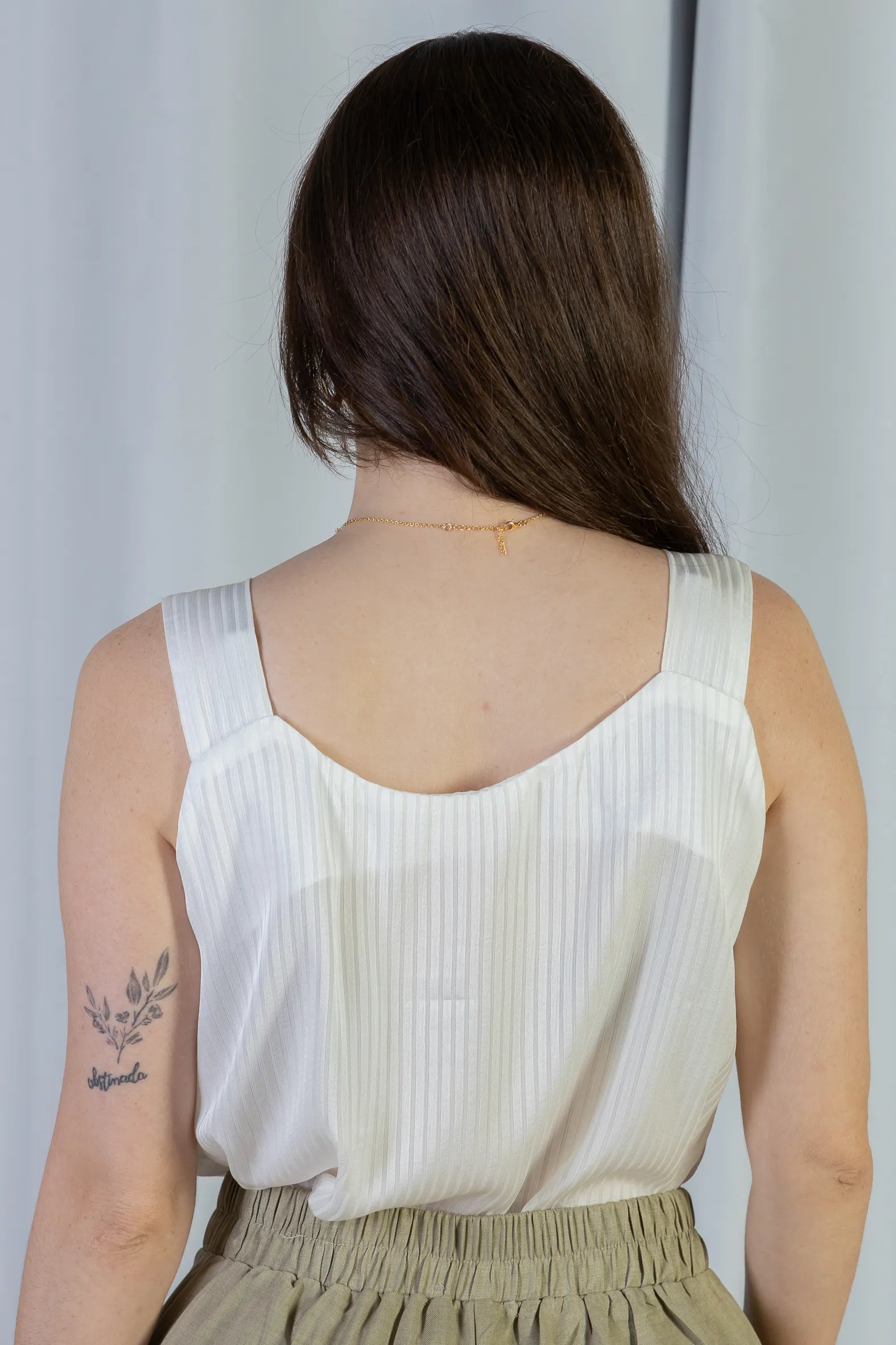 Blusa Regata Detalhe Gola Pérolas Crepe Acetinado Estefani Branca