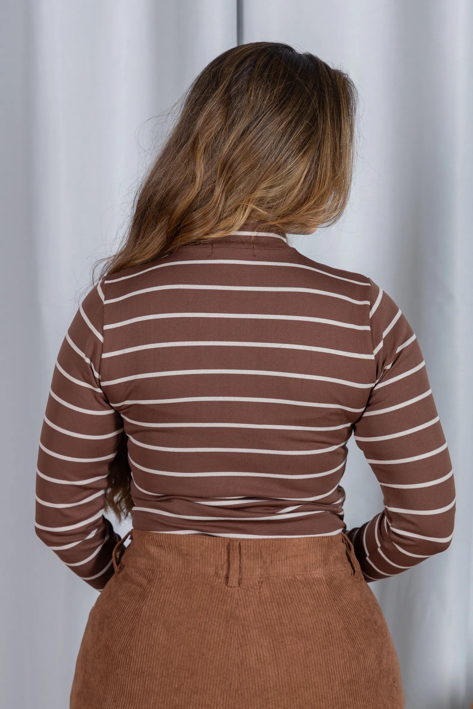 Blusa Manga Longa com Gola Alta em Malha Canelada Andressa Marrom