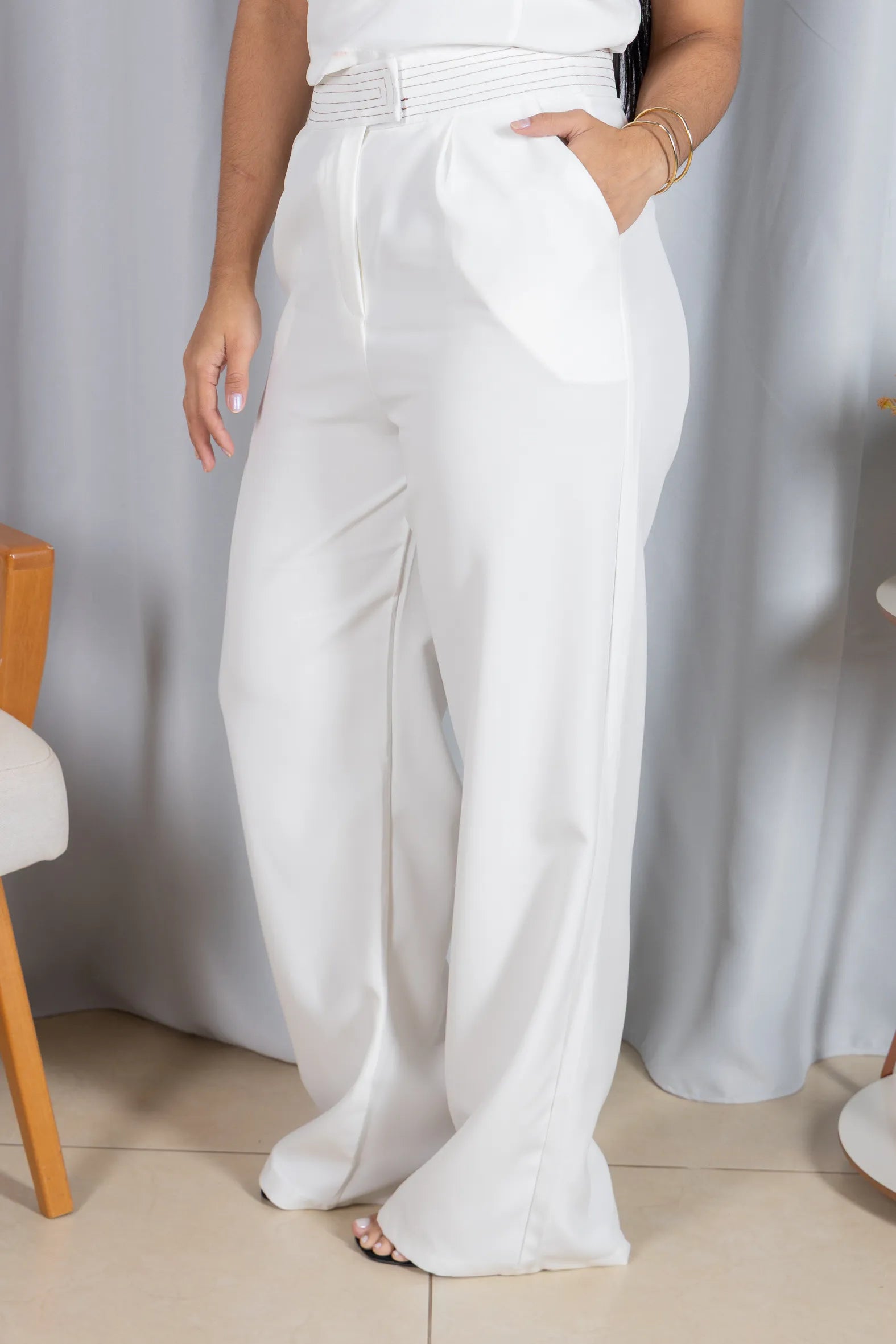 Calça Corte Reto em Crepe Alfaiataria Detalhes Pesponto Nicole Branca