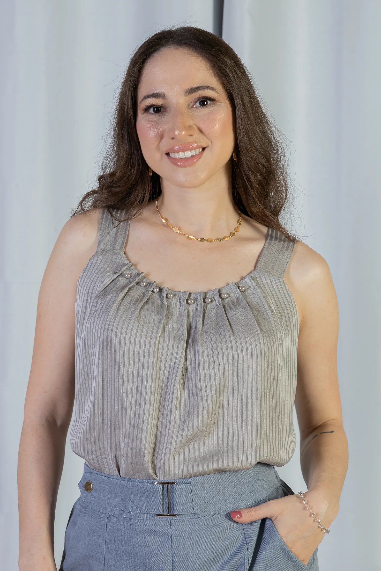 Blusa Regata Detalhe Gola Pérolas Crepe Acetinado Estefani Cinza