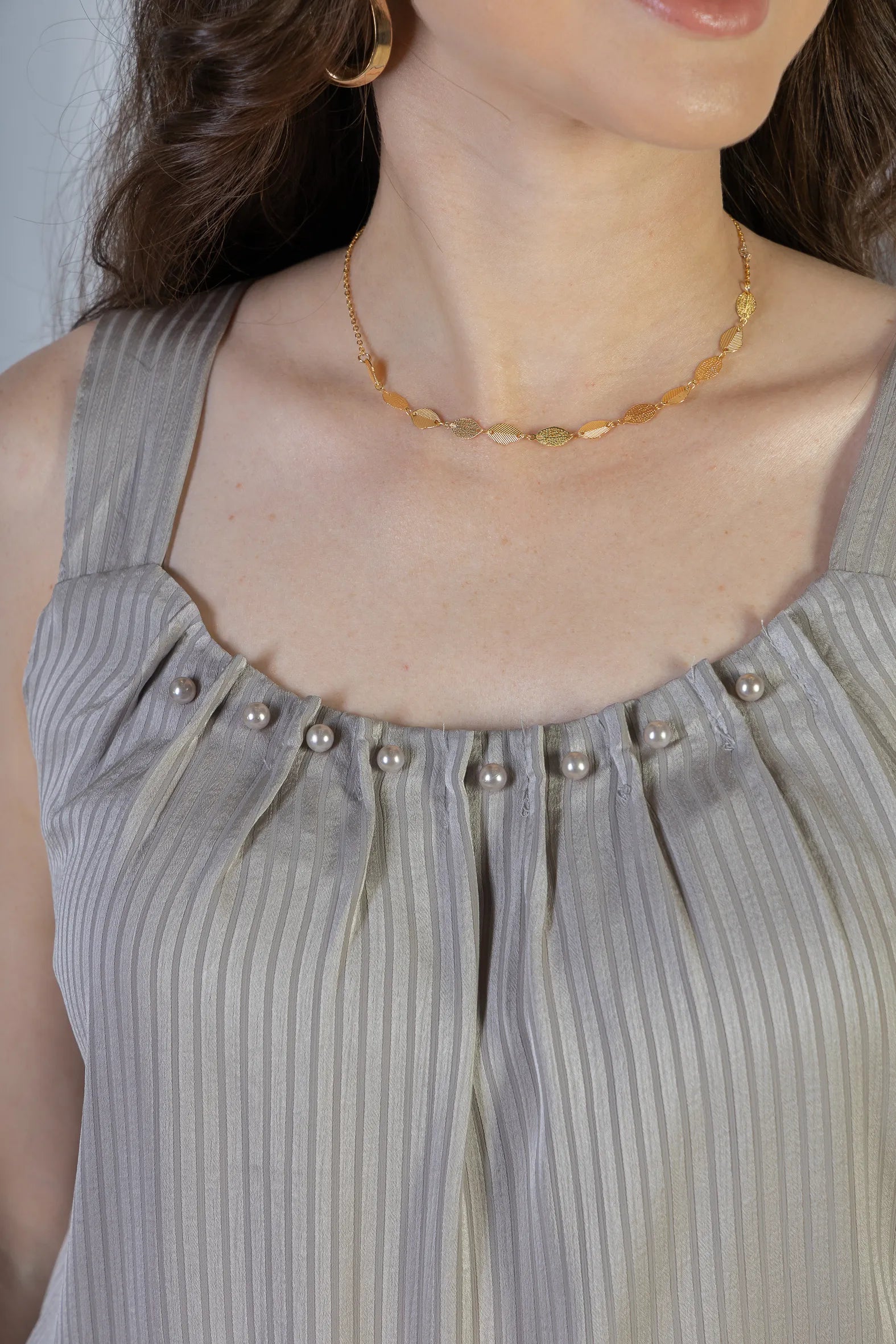 Blusa Regata Detalhe Gola Pérolas Crepe Acetinado Estefani Cinza