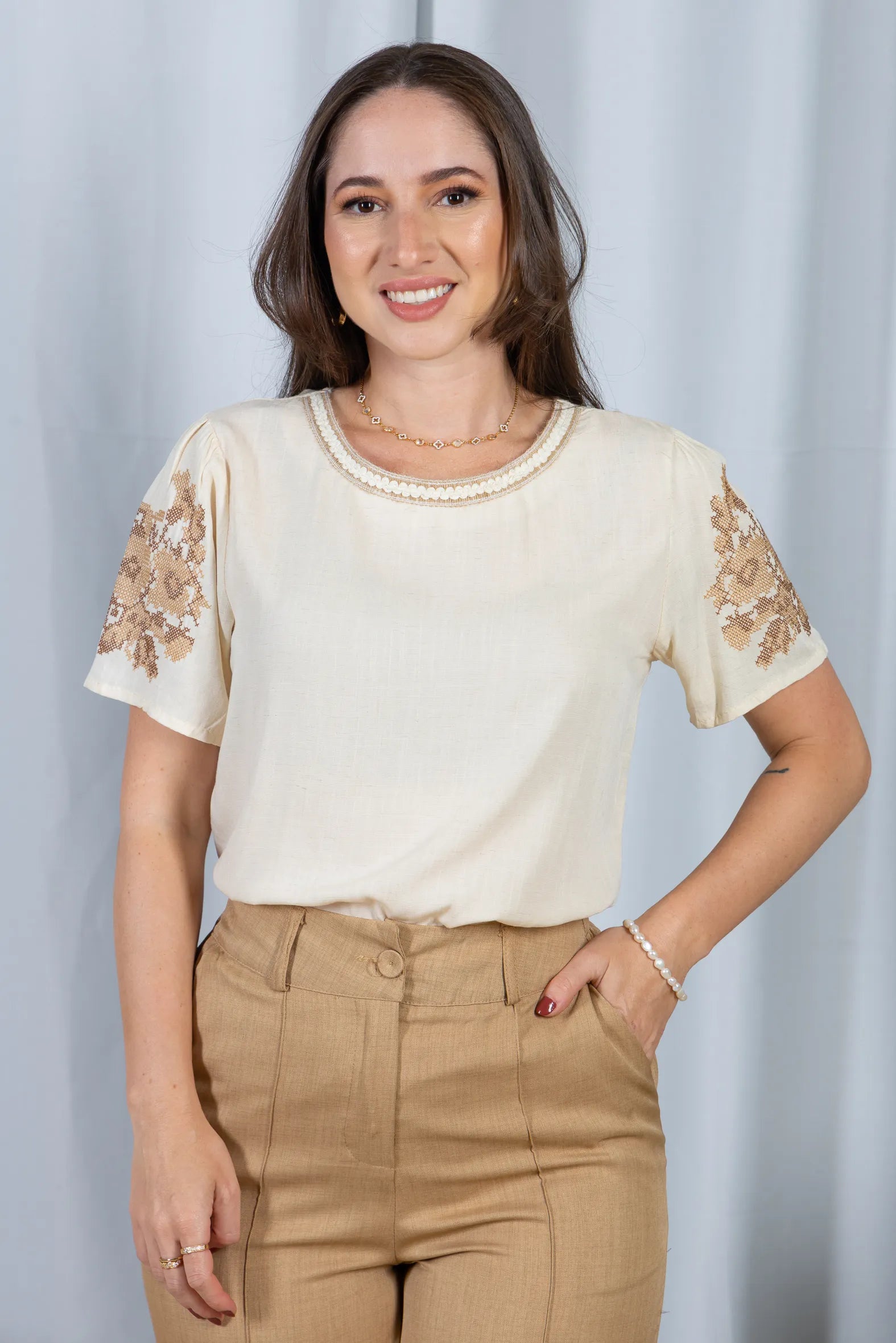 Blusa Manga Curta Visco-Linho Detalhes Bordados Marcela Creme