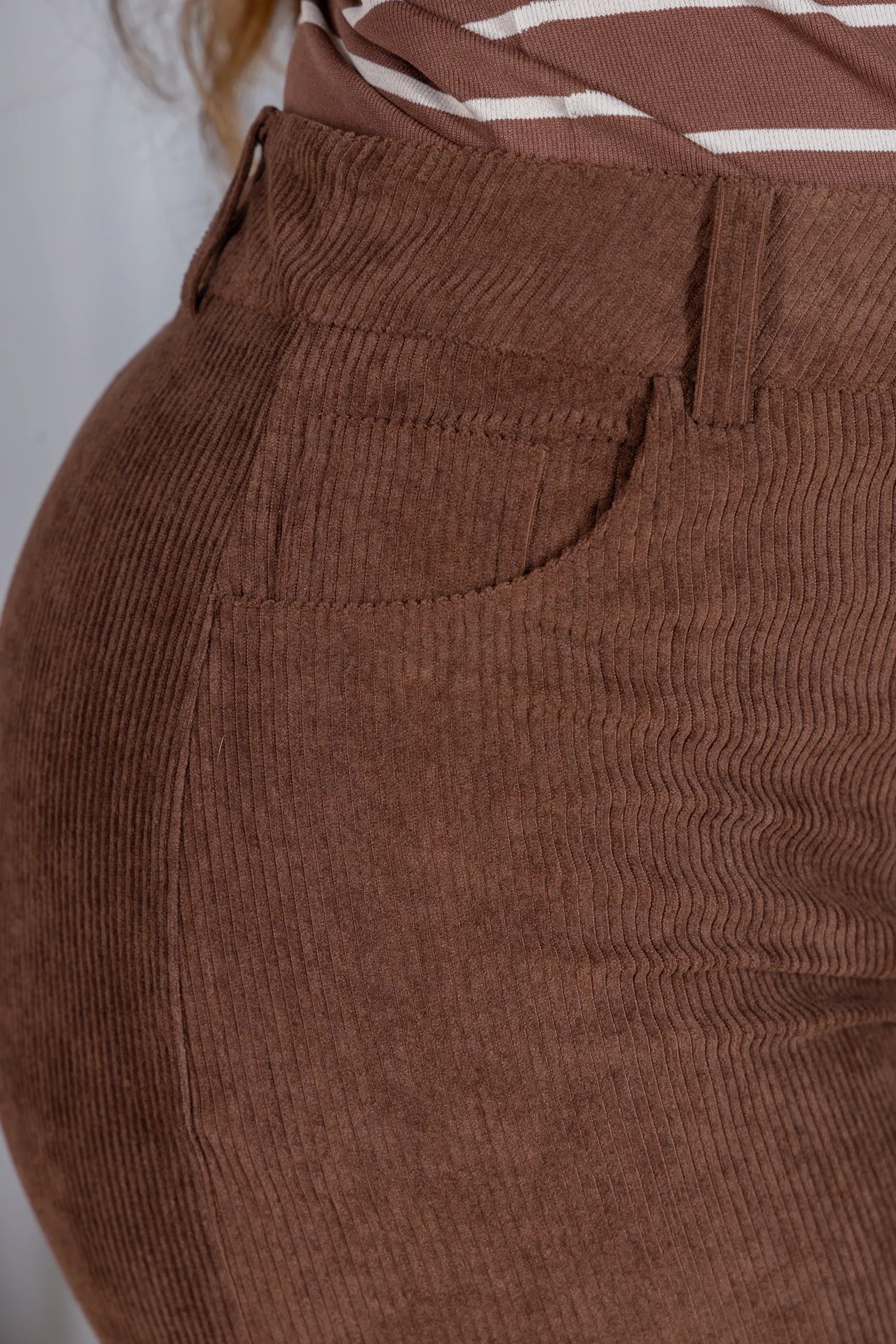 Calça Corte Reto em Cotelê Detalhe Botão Dourado Mia Marrom Escuro