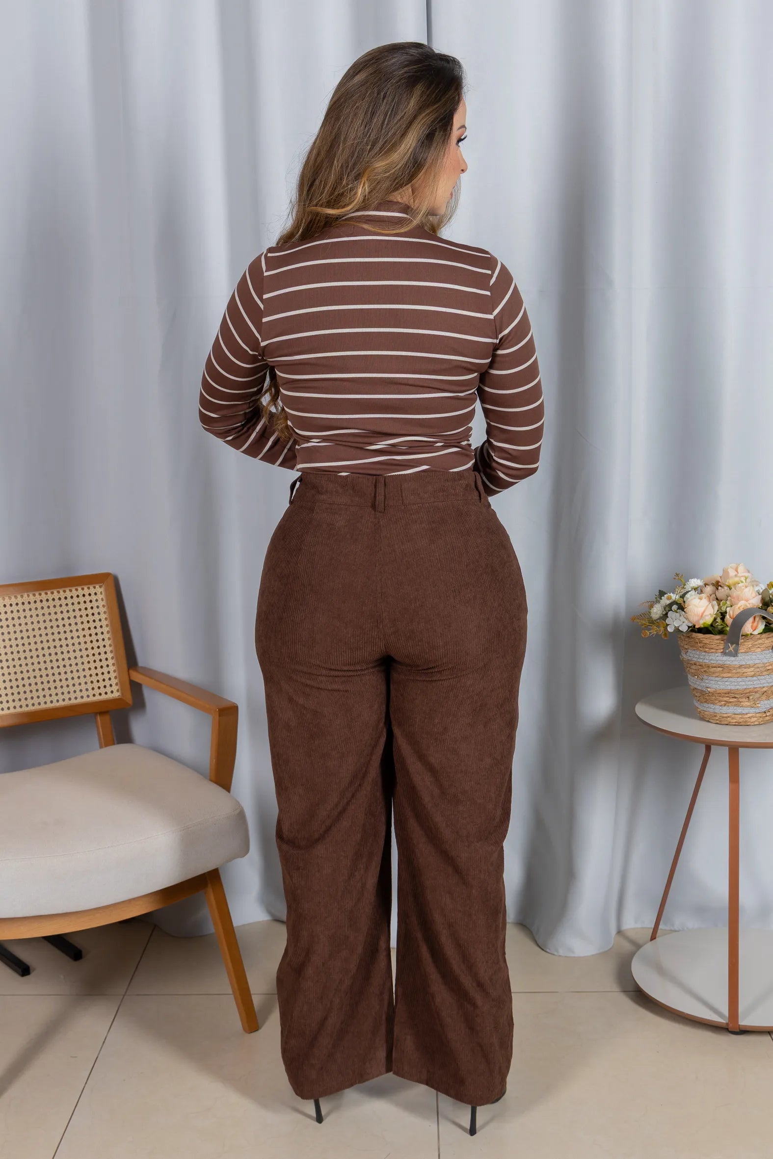 Calça Corte Reto em Cotelê Detalhe Botão Dourado Mia Marrom Escuro