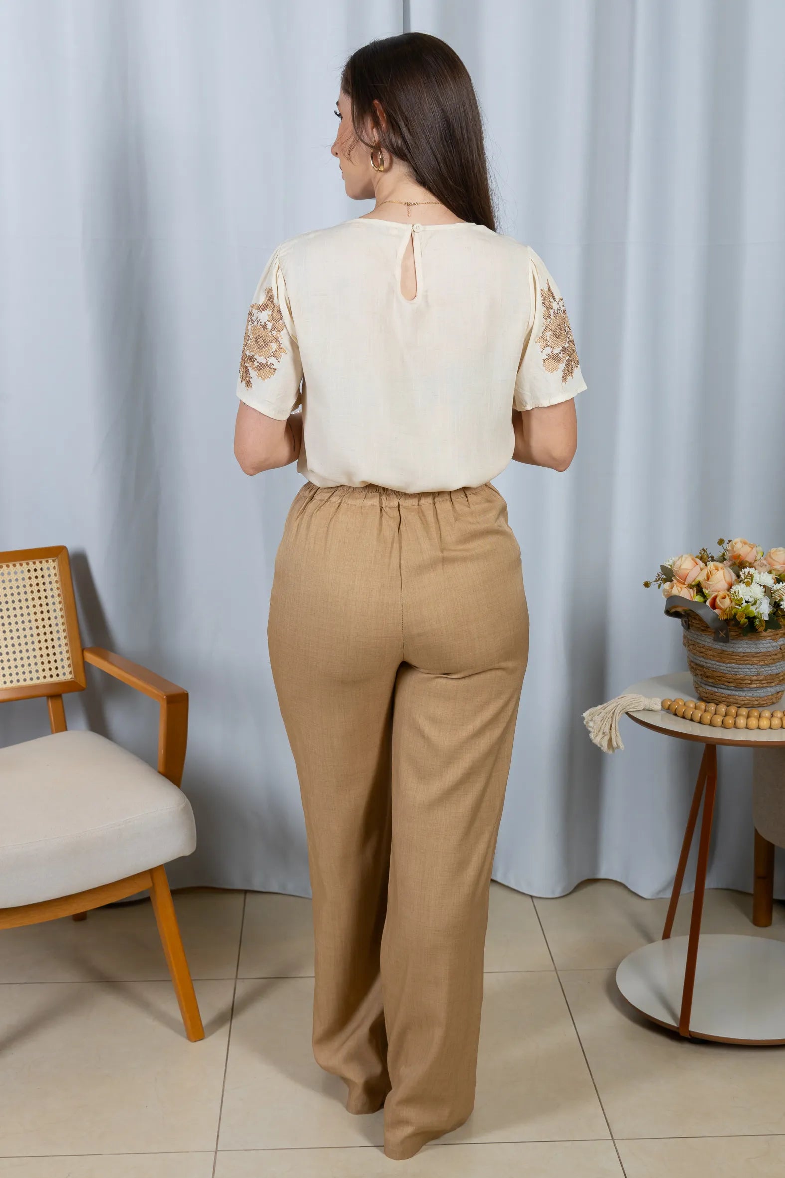 Blusa Manga Curta Visco-Linho Detalhes Bordados Marcela Creme