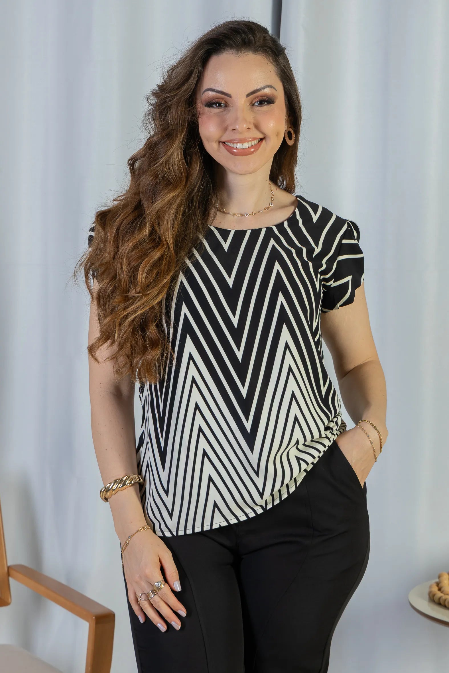 Blusa Manga Curta Transpassada Crepe Classic Cristina Estampa Chevron Preta