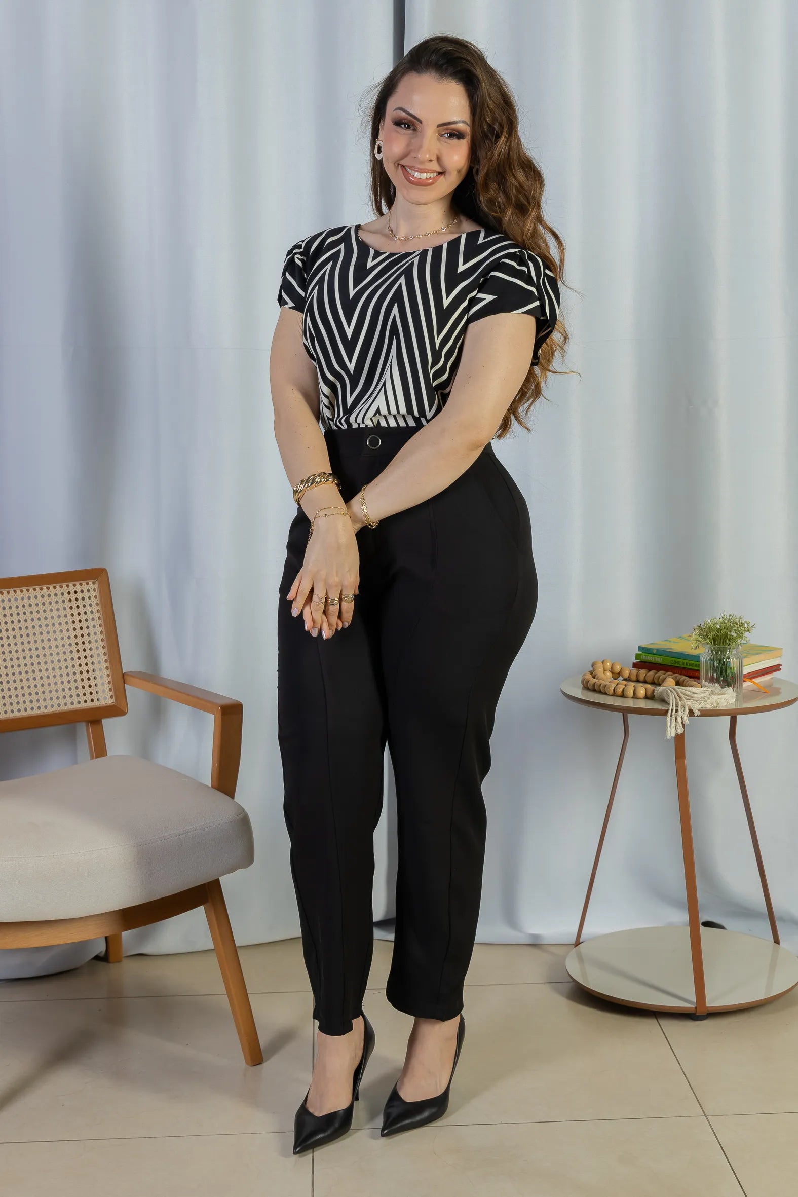 Blusa Manga Curta Transpassada Crepe Classic Cristina Estampa Chevron Preta