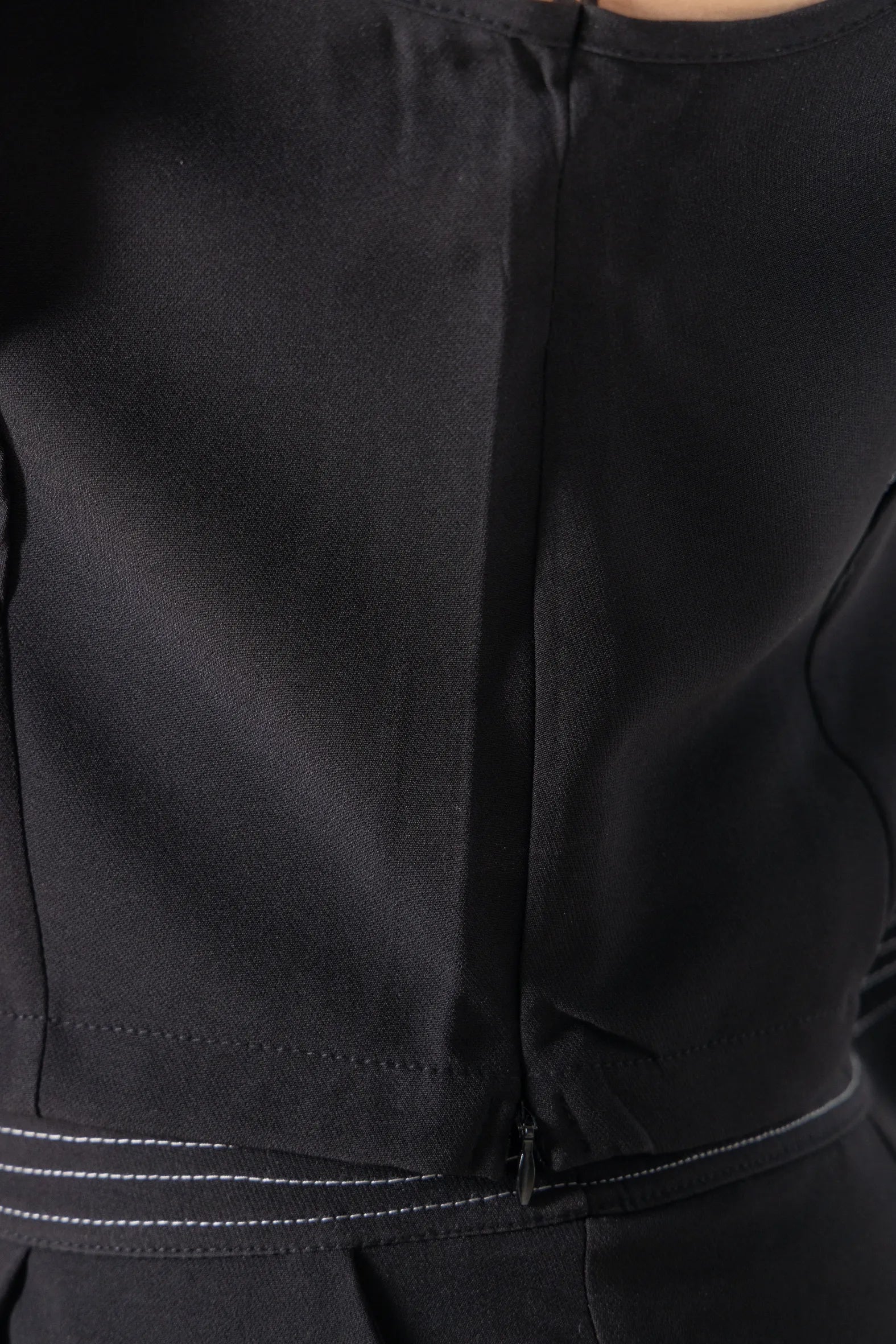 Blusa Decote em "V" em Crepe Alfaiataria Detalhes Pesponto Nicole Preta