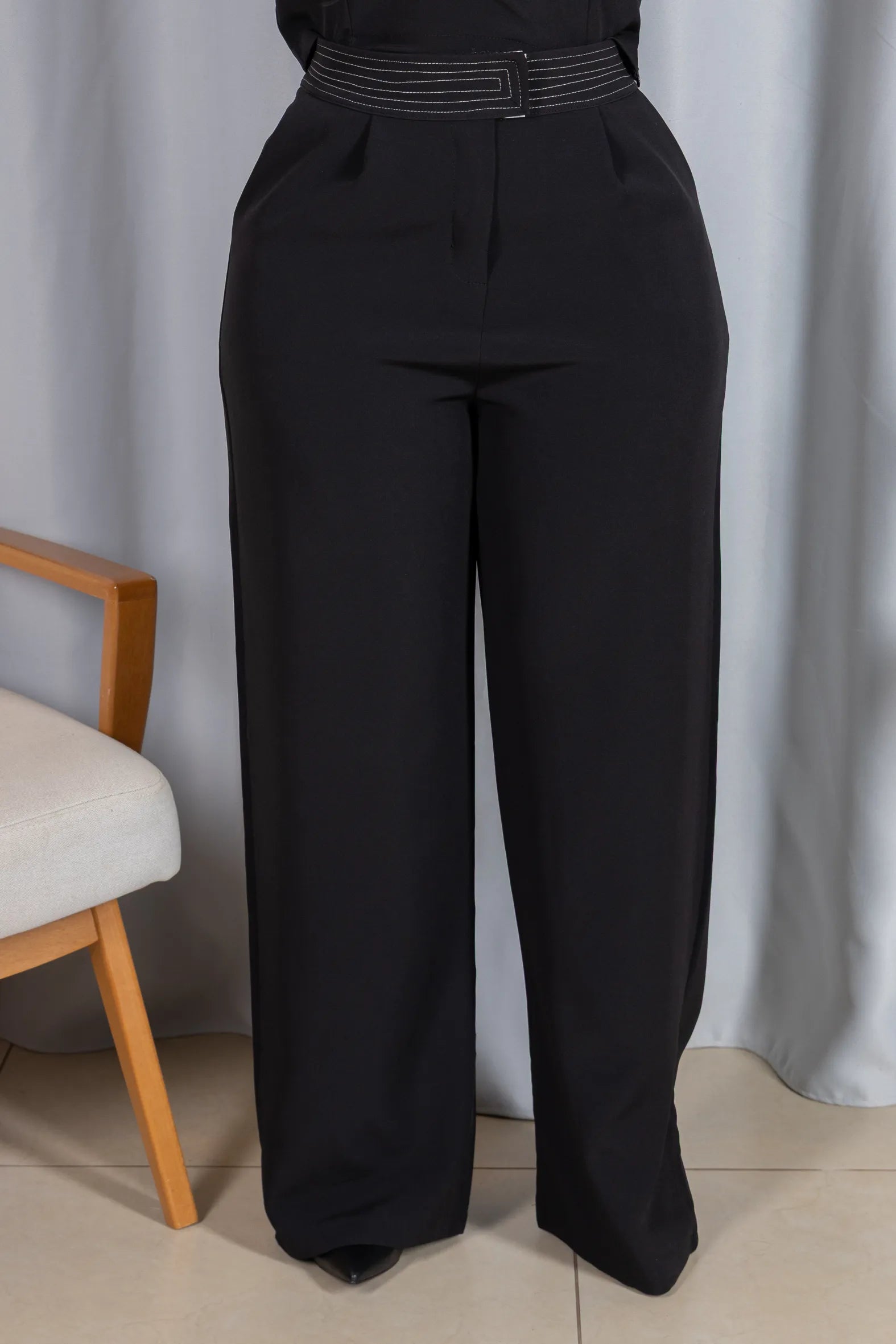 Calça Corte Reto em Crepe Alfaiataria Detalhes Pesponto Nicole Preta