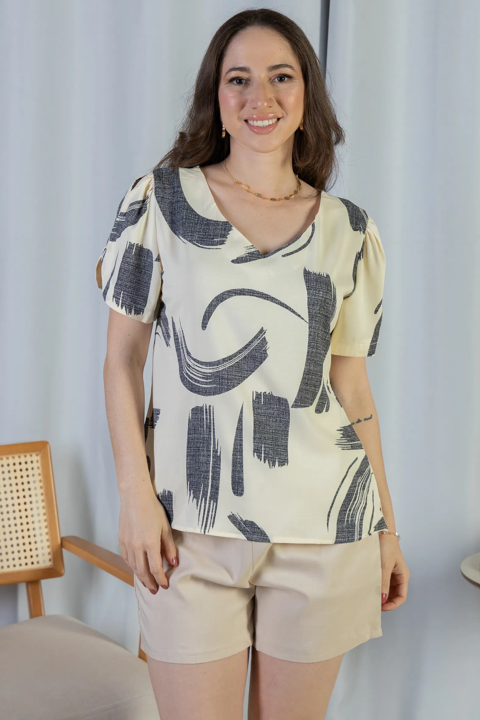 Blusa Manga Curta em Crepe Classic Detalhe Botão Alessandra Estampada Cinza