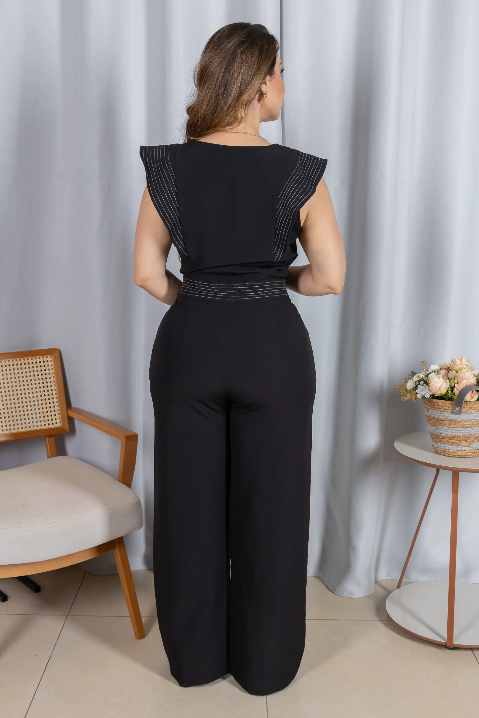 Calça Corte Reto em Crepe Alfaiataria Detalhes Pesponto Nicole Preta