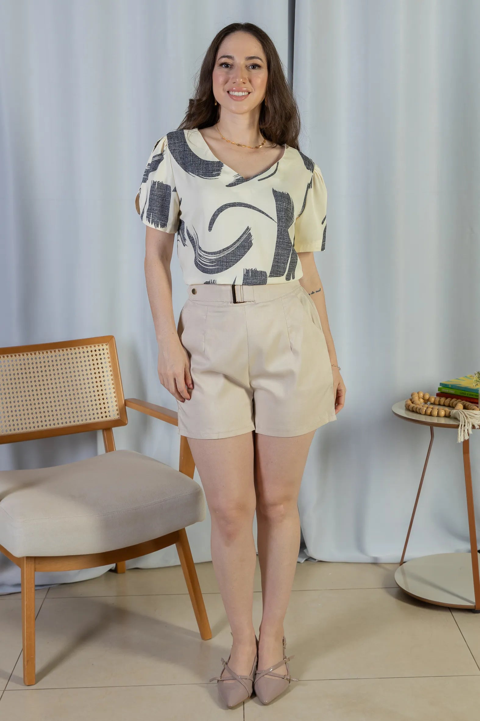 Blusa Manga Curta em Crepe Classic Detalhe Botão Alessandra Estampada Cinza
