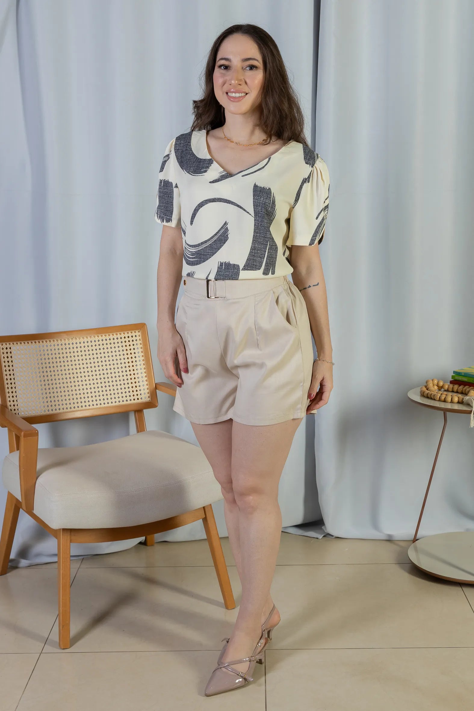 Blusa Manga Curta em Crepe Classic Detalhe Botão Alessandra Estampada Cinza