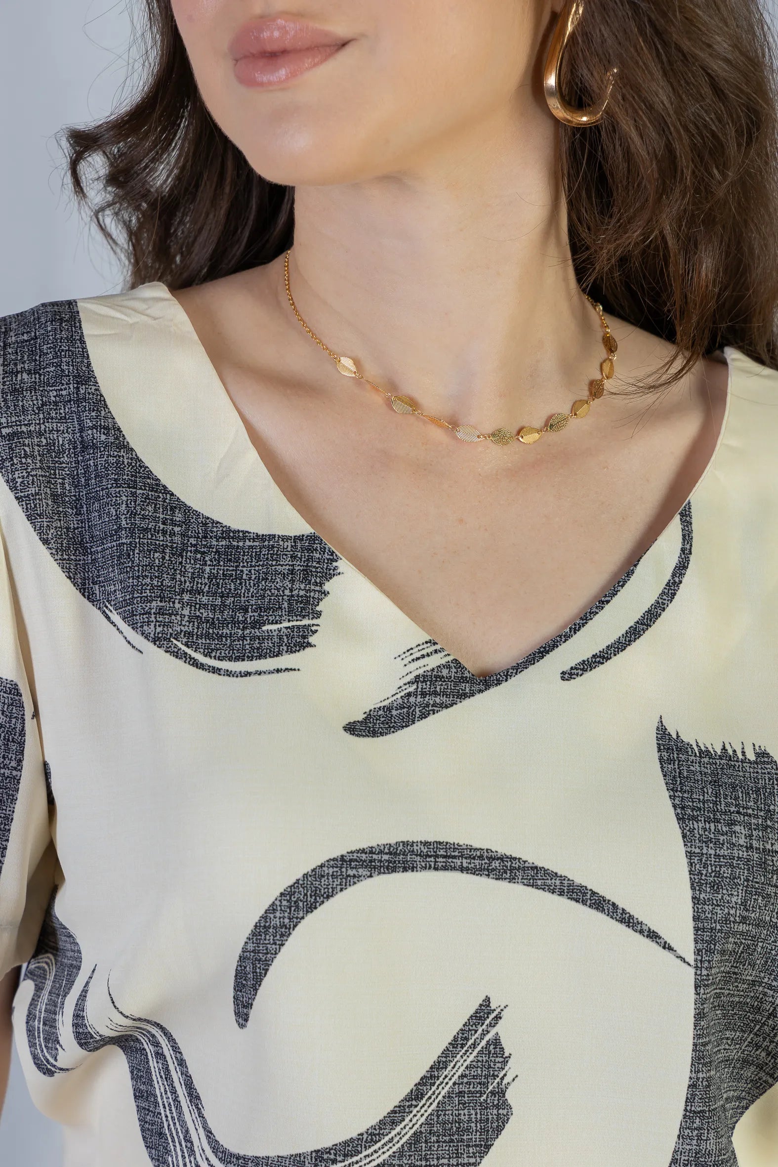 Blusa Manga Curta em Crepe Classic Detalhe Botão Alessandra Estampada Cinza